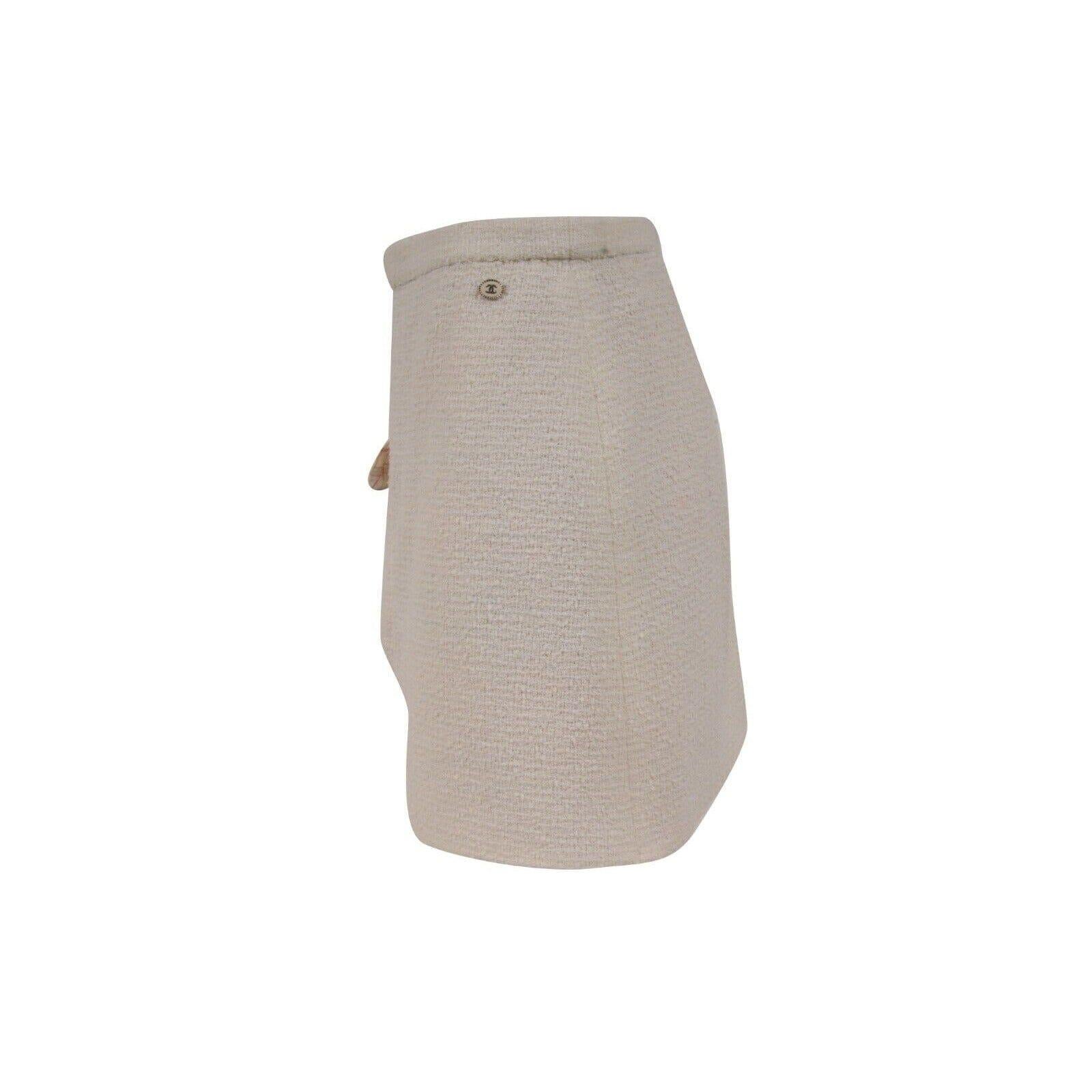 Chanel Womens CC Logo Mini Skirt 40 Nude Tan White Cargo Pocket Tweed Knit en vente 3