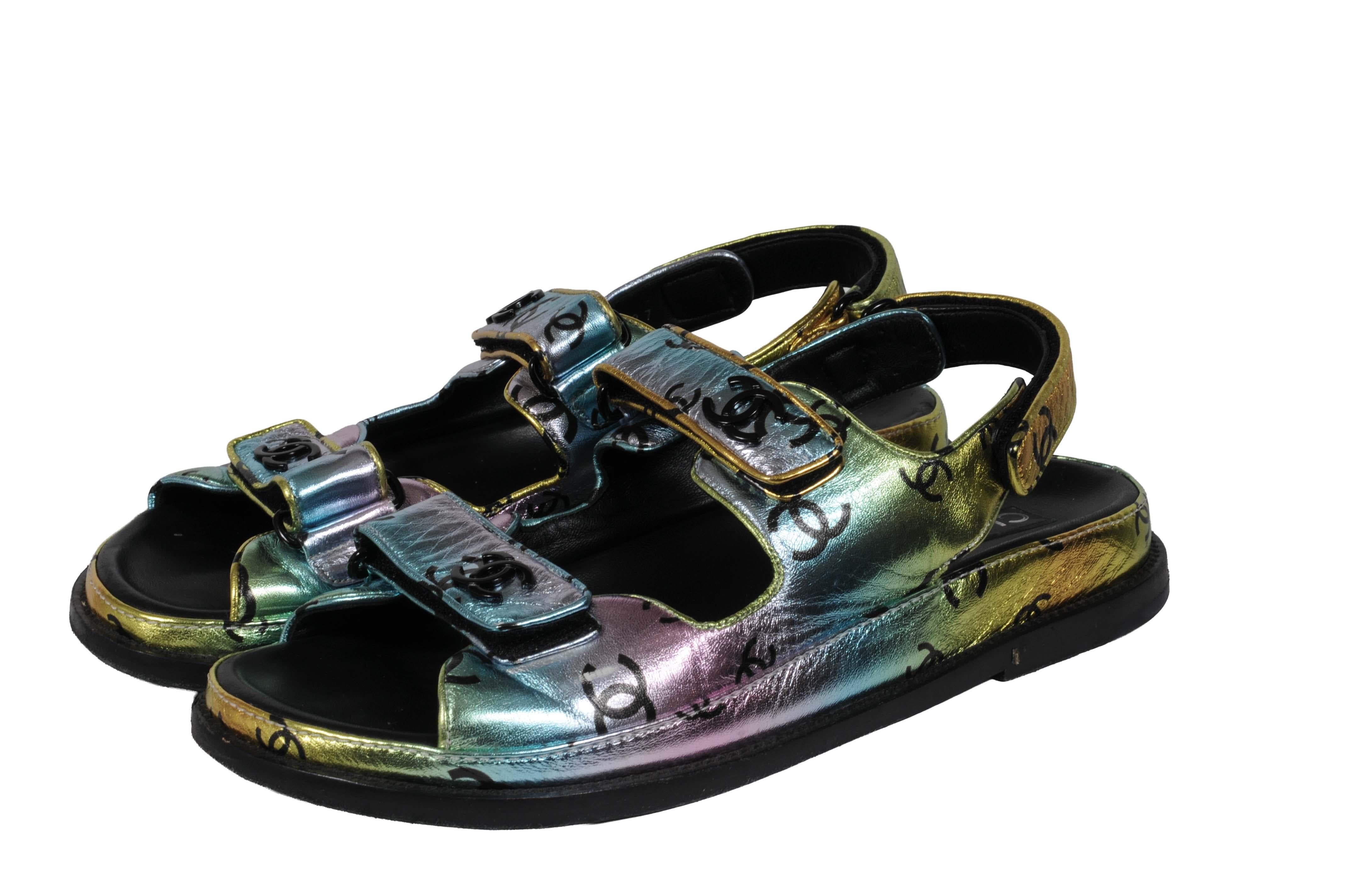 Chanel Damen CC Logo Mule Sandalen Größe US 10 IT 40 Leder Metallic Blau Rosa im Angebot 6