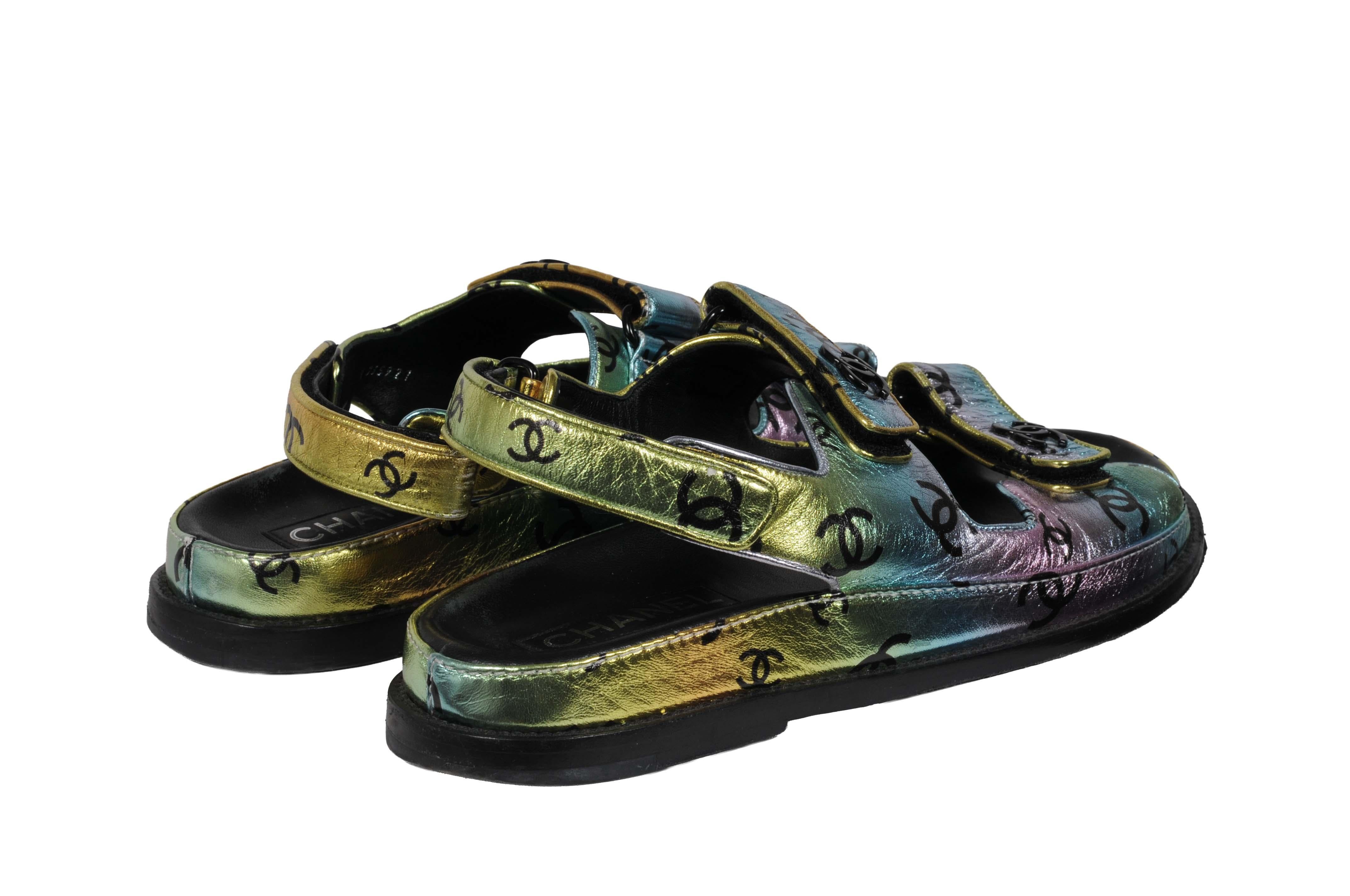 Chanel Damen CC Logo Mule Sandalen Größe US 10 IT 40 Leder Metallic Blau Rosa (Schwarz) im Angebot