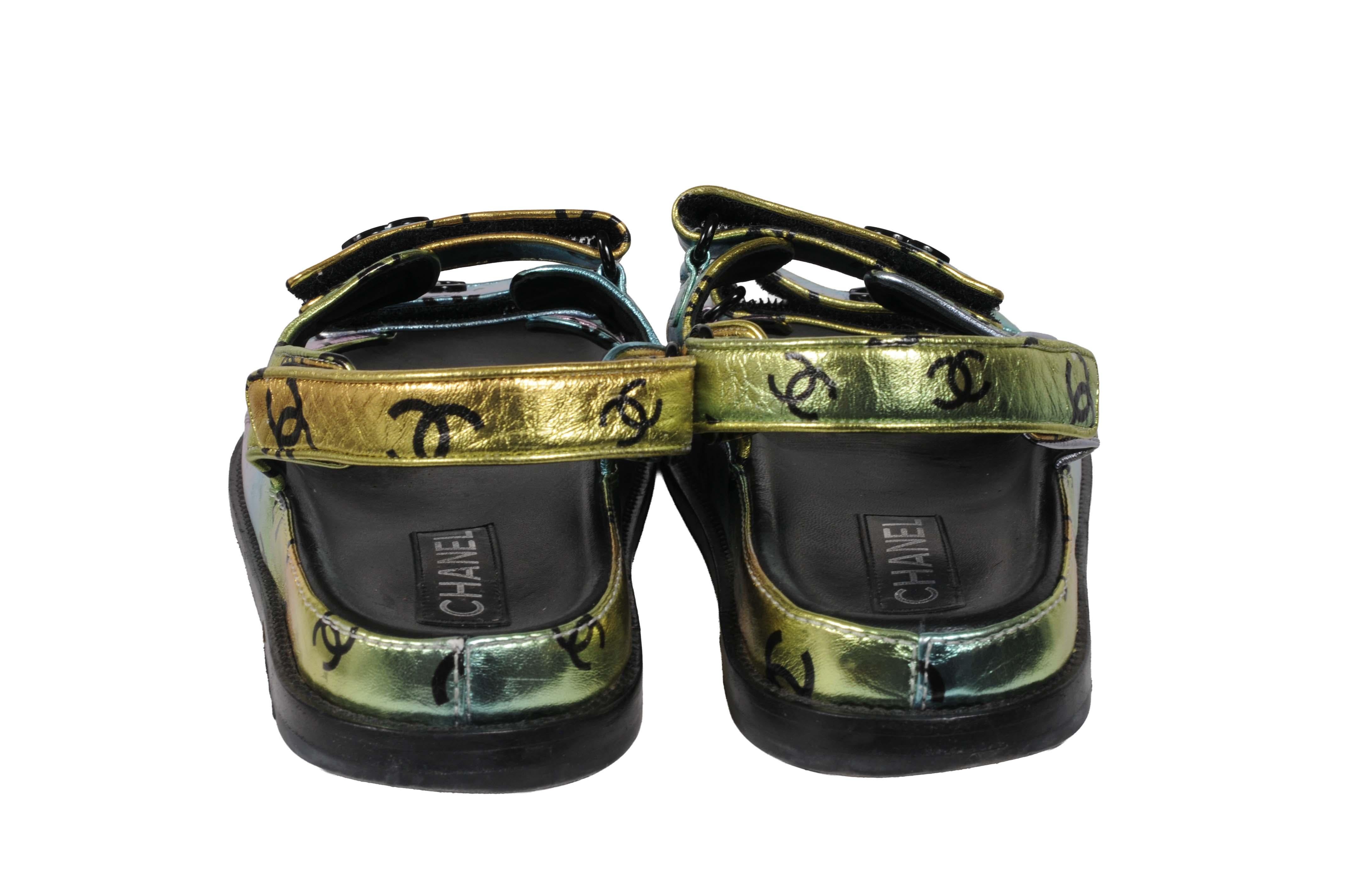 Chanel Damen CC Logo Mule Sandalen Größe US 10 IT 40 Leder Metallic Blau Rosa im Zustand „Hervorragend“ im Angebot in North Miami, FL
