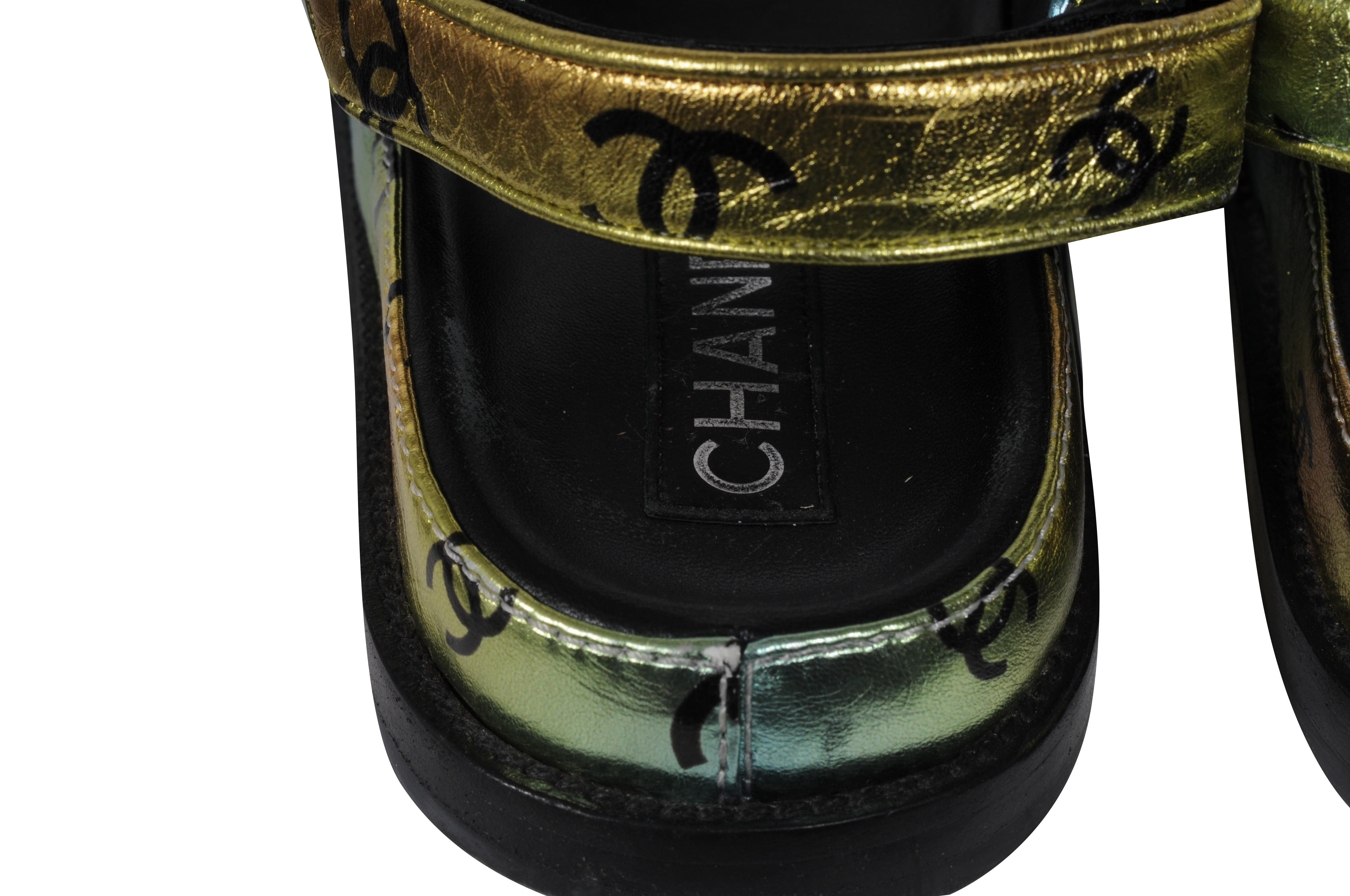 Chanel Damen CC Logo Mule Sandalen Größe US 10 IT 40 Leder Metallic Blau Rosa im Angebot 1