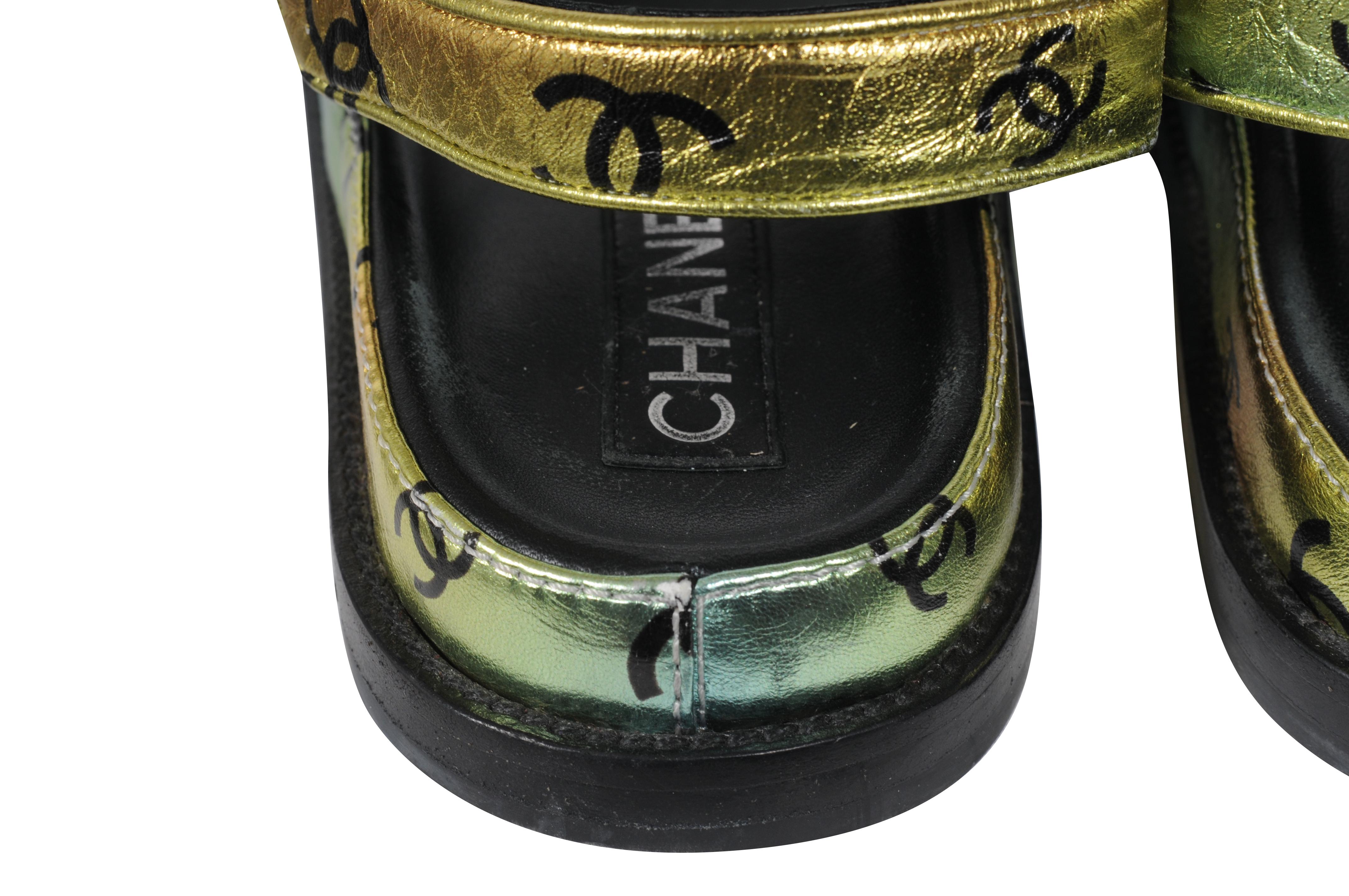 Chanel Damen CC Logo Mule Sandalen Größe US 10 IT 40 Leder Metallic Blau Rosa im Angebot 2