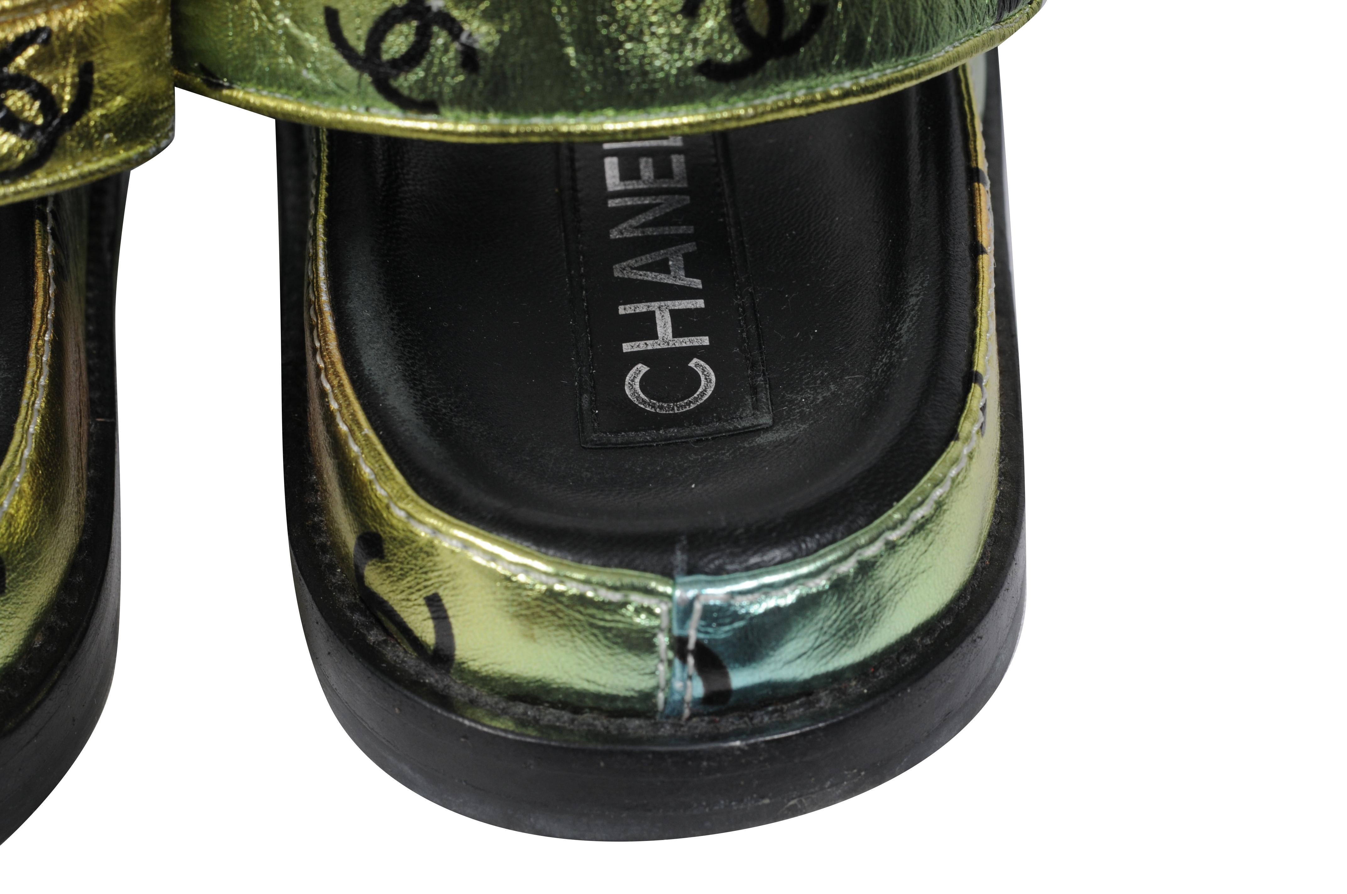 Chanel Damen CC Logo Mule Sandalen Größe US 10 IT 40 Leder Metallic Blau Rosa im Angebot 3