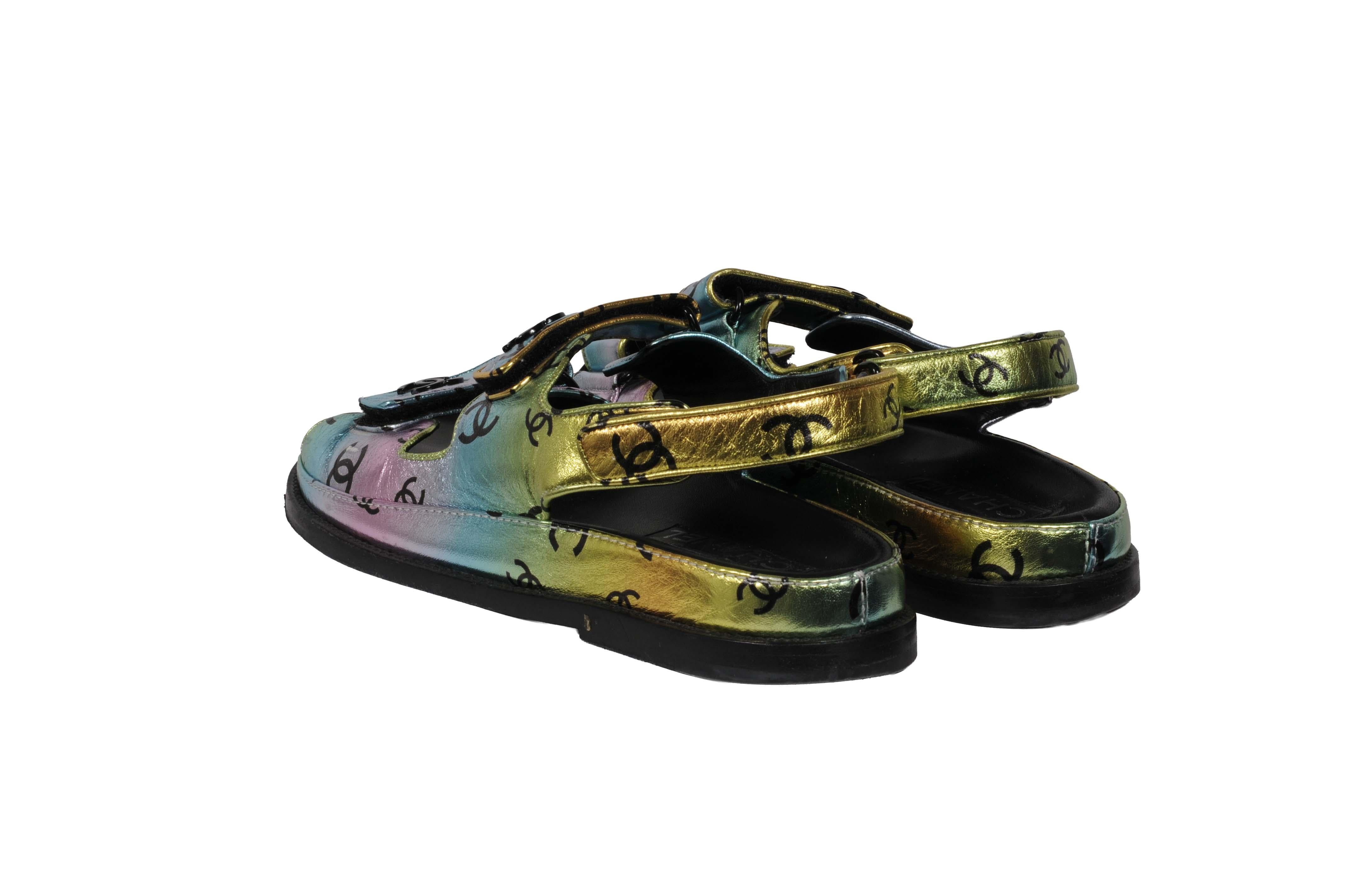 Chanel Damen CC Logo Mule Sandalen Größe US 10 IT 40 Leder Metallic Blau Rosa im Angebot 4