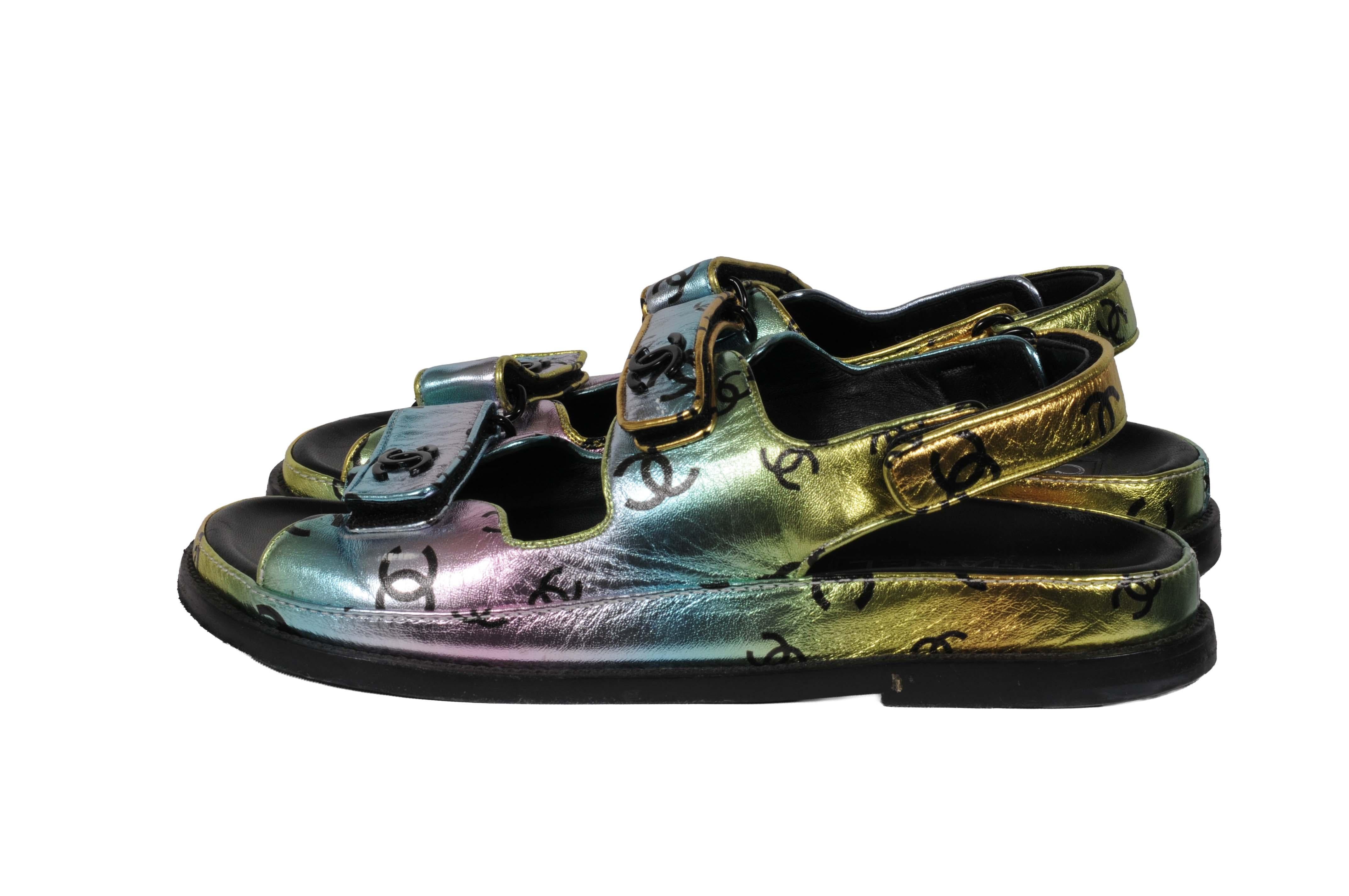 Chanel Damen CC Logo Mule Sandalen Größe US 10 IT 40 Leder Metallic Blau Rosa im Angebot 5