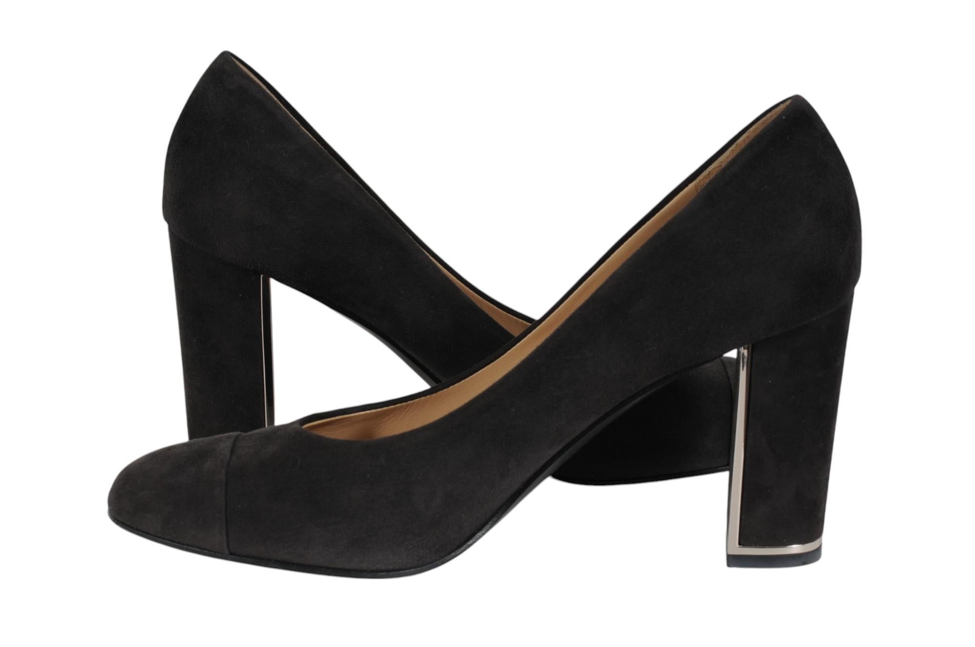 Chanel Womens CC Logo Pumps Size US 12 EU 42 Gray Suede Cube Heels Round Toe en vente 5