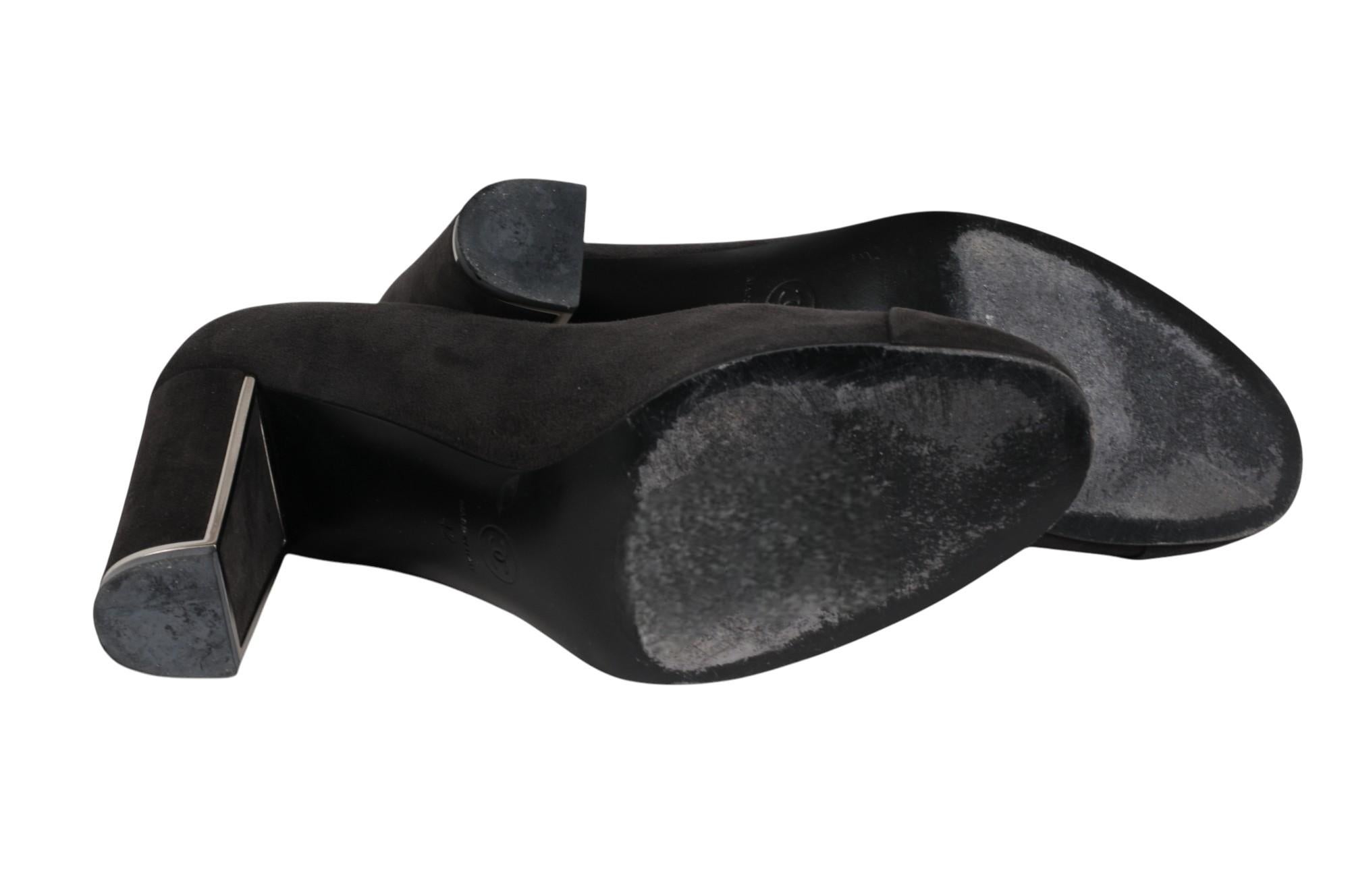 Chanel Womens CC Logo Pumps Size US 12 EU 42 Gray Suede Cube Heels Round Toe en vente 6