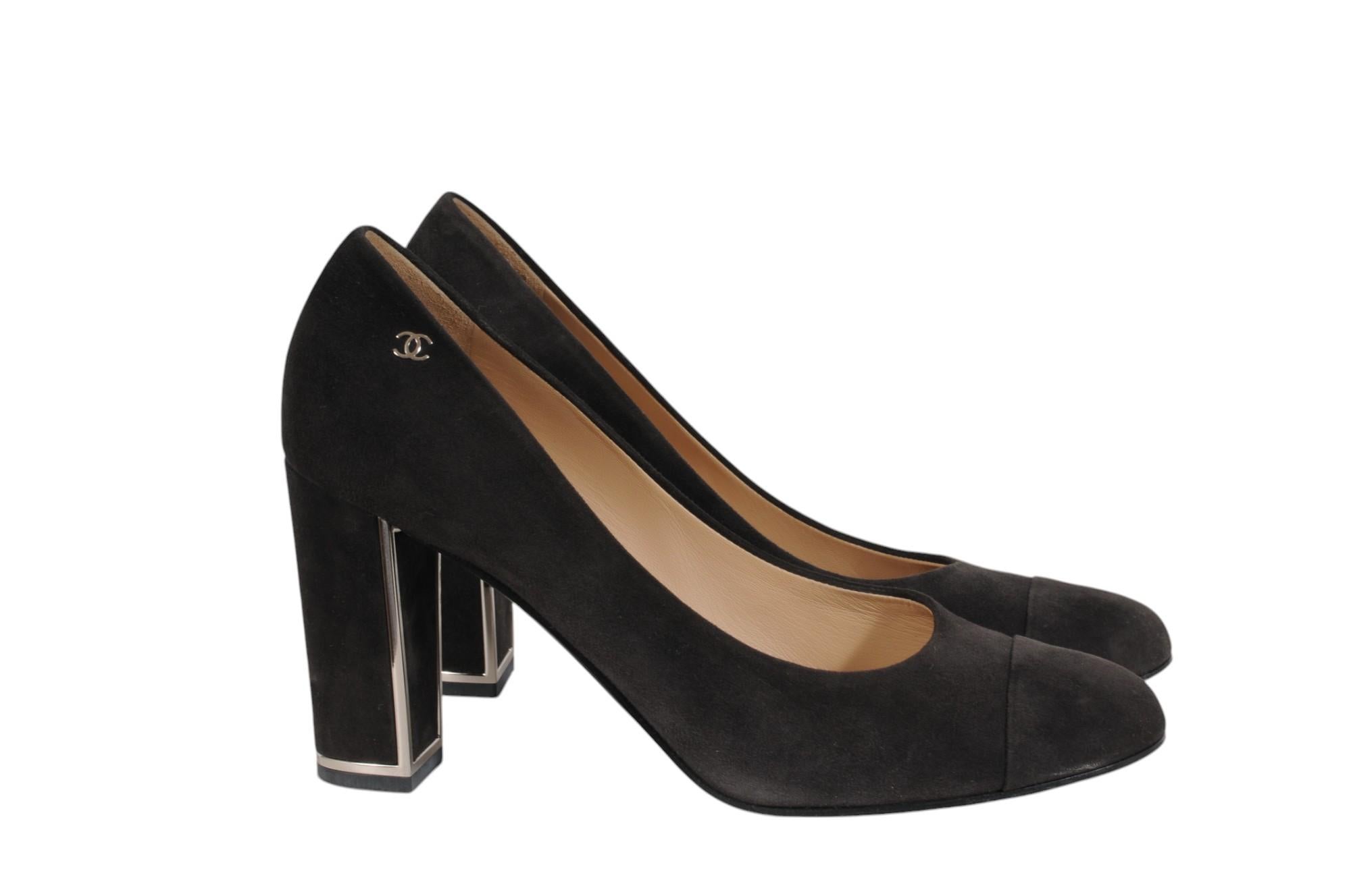 - Extérieur en daim gris

- Étiqueté taille 42

- Pas de boîte



Condit : 

Les pompes sont en très bon état général et ne présentent pas d'imperfections majeures. 



Mesures : ( Approximativement en pouces ) 

Semelle intérieure : 10.75

Semelle