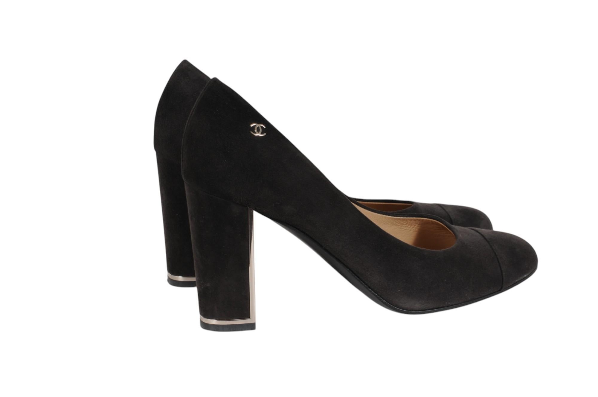 Gris Chanel Womens CC Logo Pumps Size US 12 EU 42 Gray Suede Cube Heels Round Toe en vente