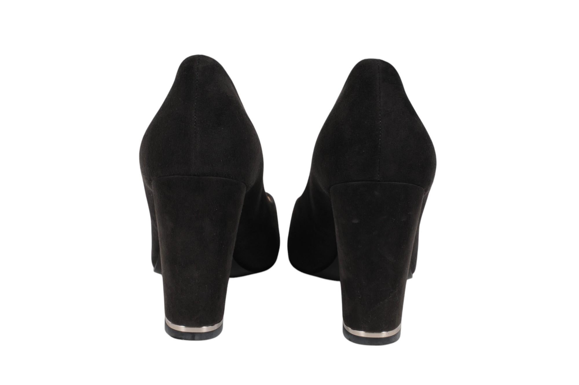 Chanel Womens CC Logo Pumps Size US 12 EU 42 Gray Suede Cube Heels Round Toe Excellent état - En vente à North Miami, FL