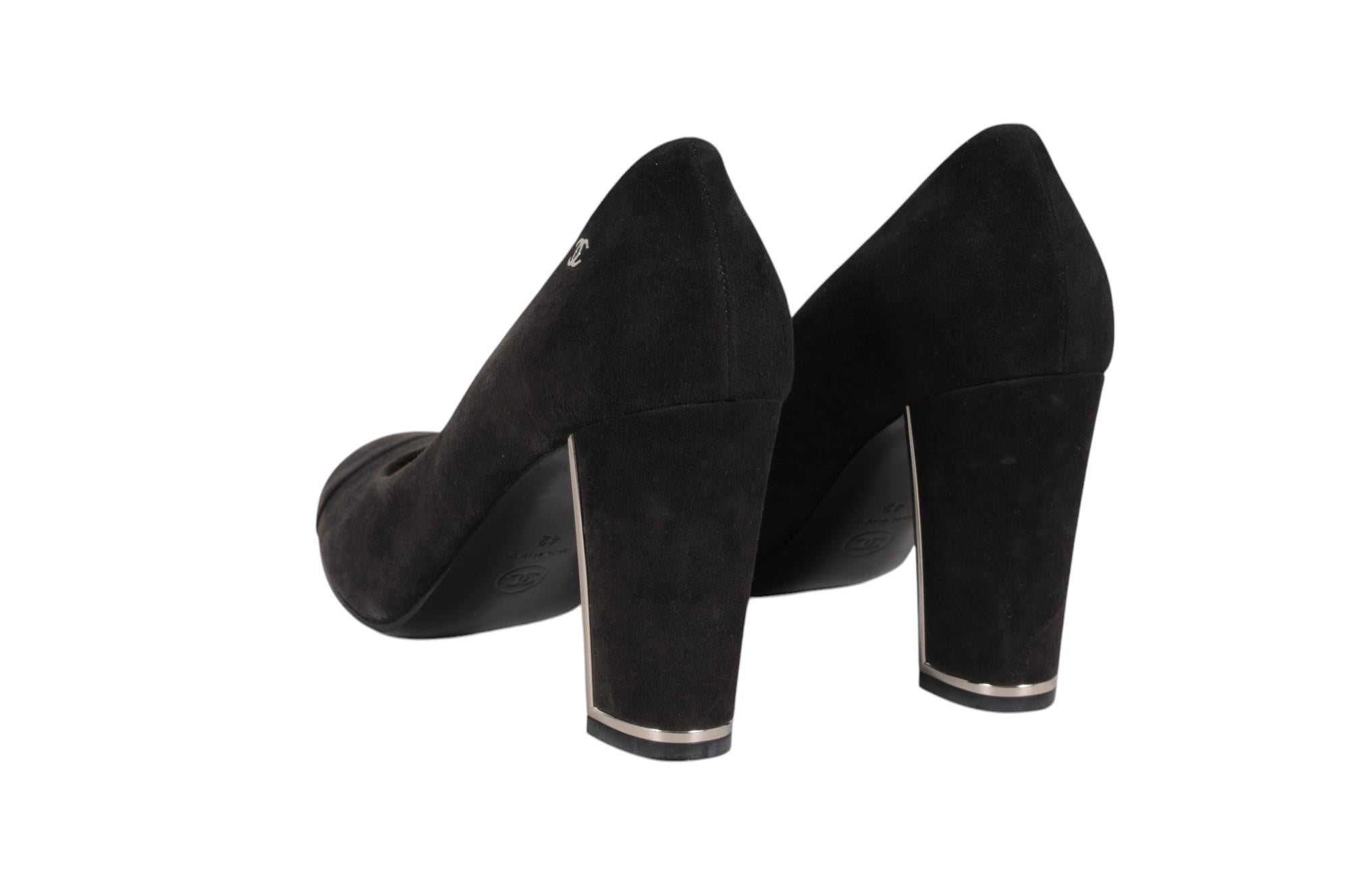 Chanel Womens CC Logo Pumps Size US 12 EU 42 Gray Suede Cube Heels Round Toe Pour femmes en vente