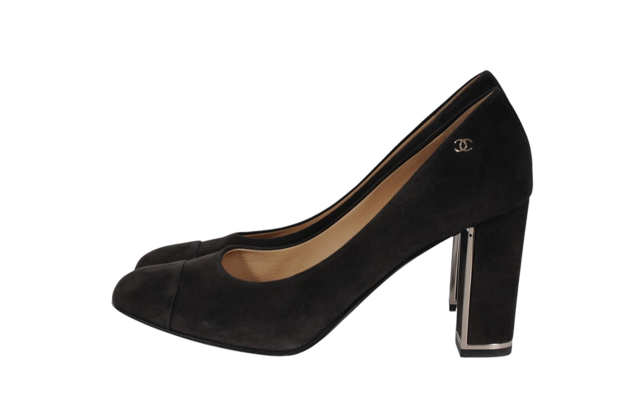 Chanel Womens CC Logo Pumps Size US 12 EU 42 Gray Suede Cube Heels Round Toe en vente 1