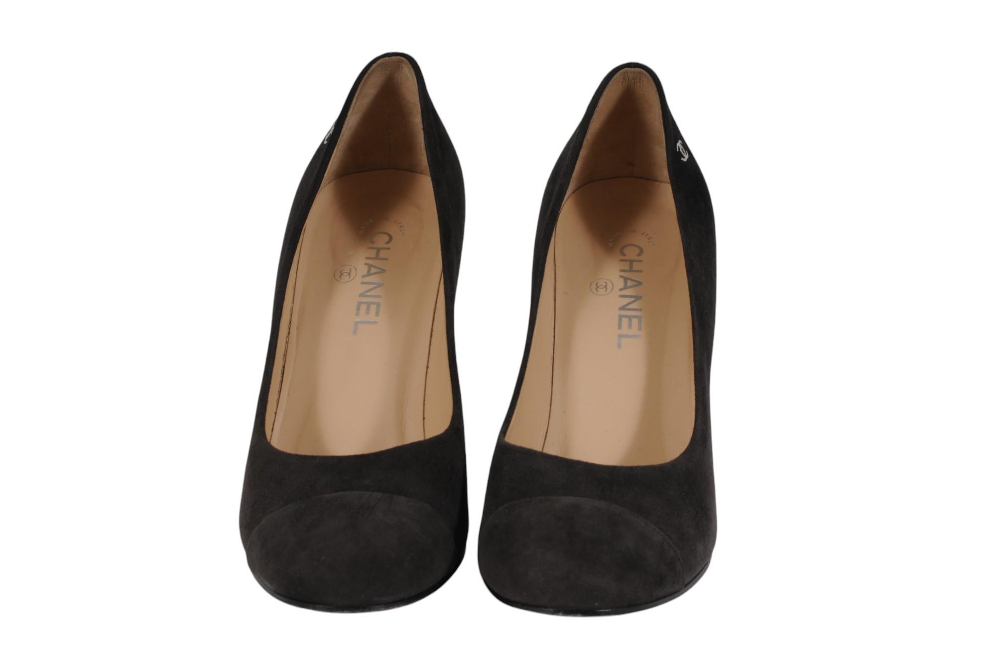 Chanel Womens CC Logo Pumps Size US 12 EU 42 Gray Suede Cube Heels Round Toe en vente 3