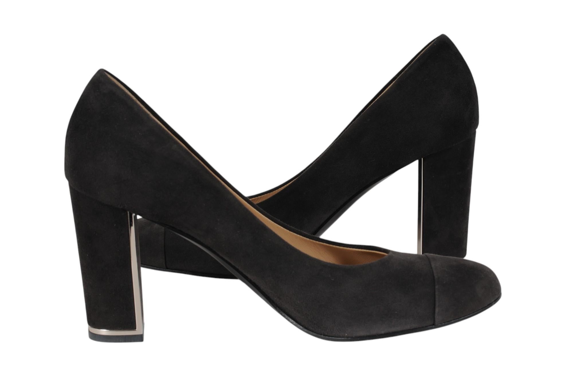 Chanel Womens CC Logo Pumps Size US 12 EU 42 Gray Suede Cube Heels Round Toe en vente 4