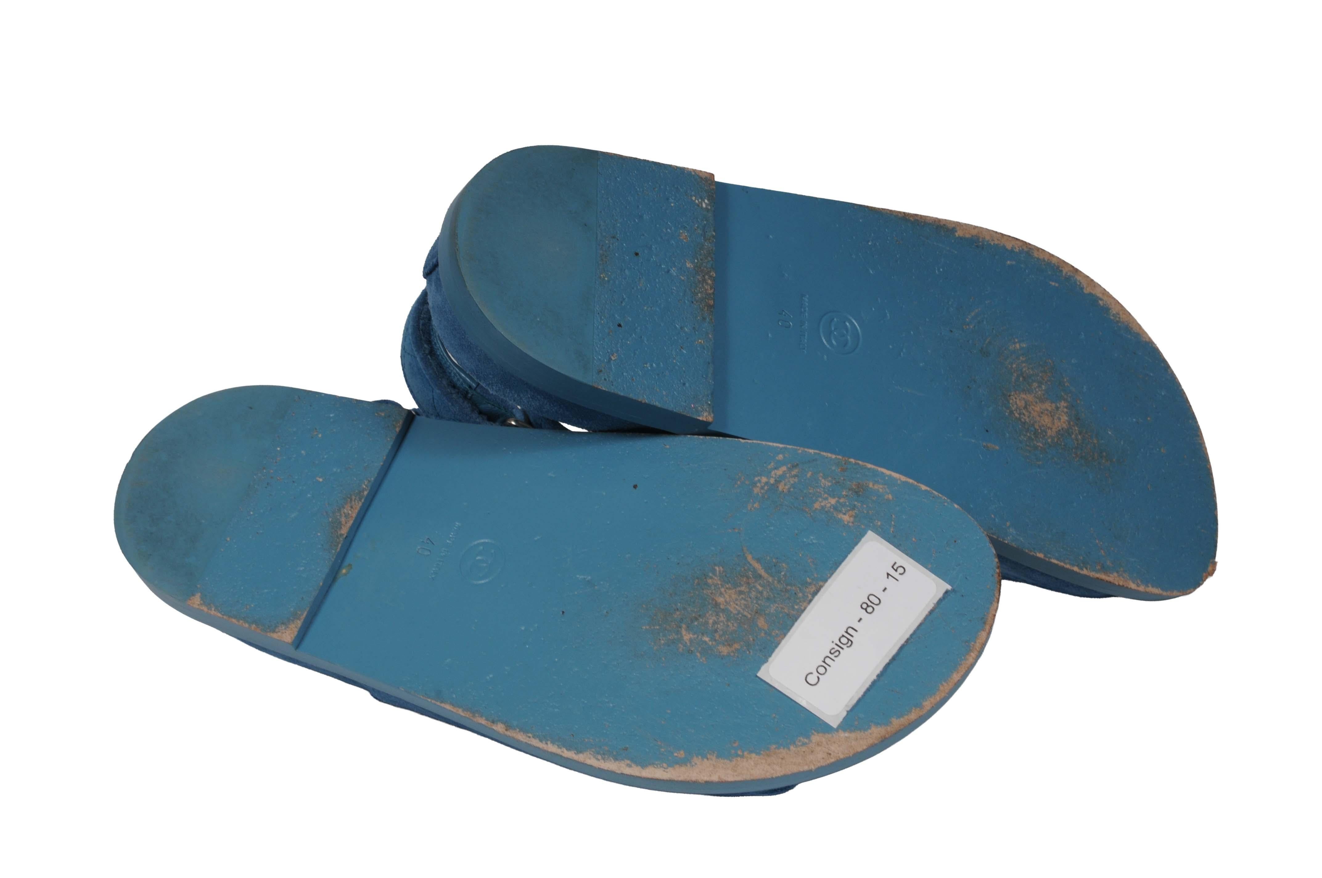 Chanel Donna CC Logo Strap Papà Sandali Taglia US 10 EU 40 Blu Teal Suede Mules in vendita 7