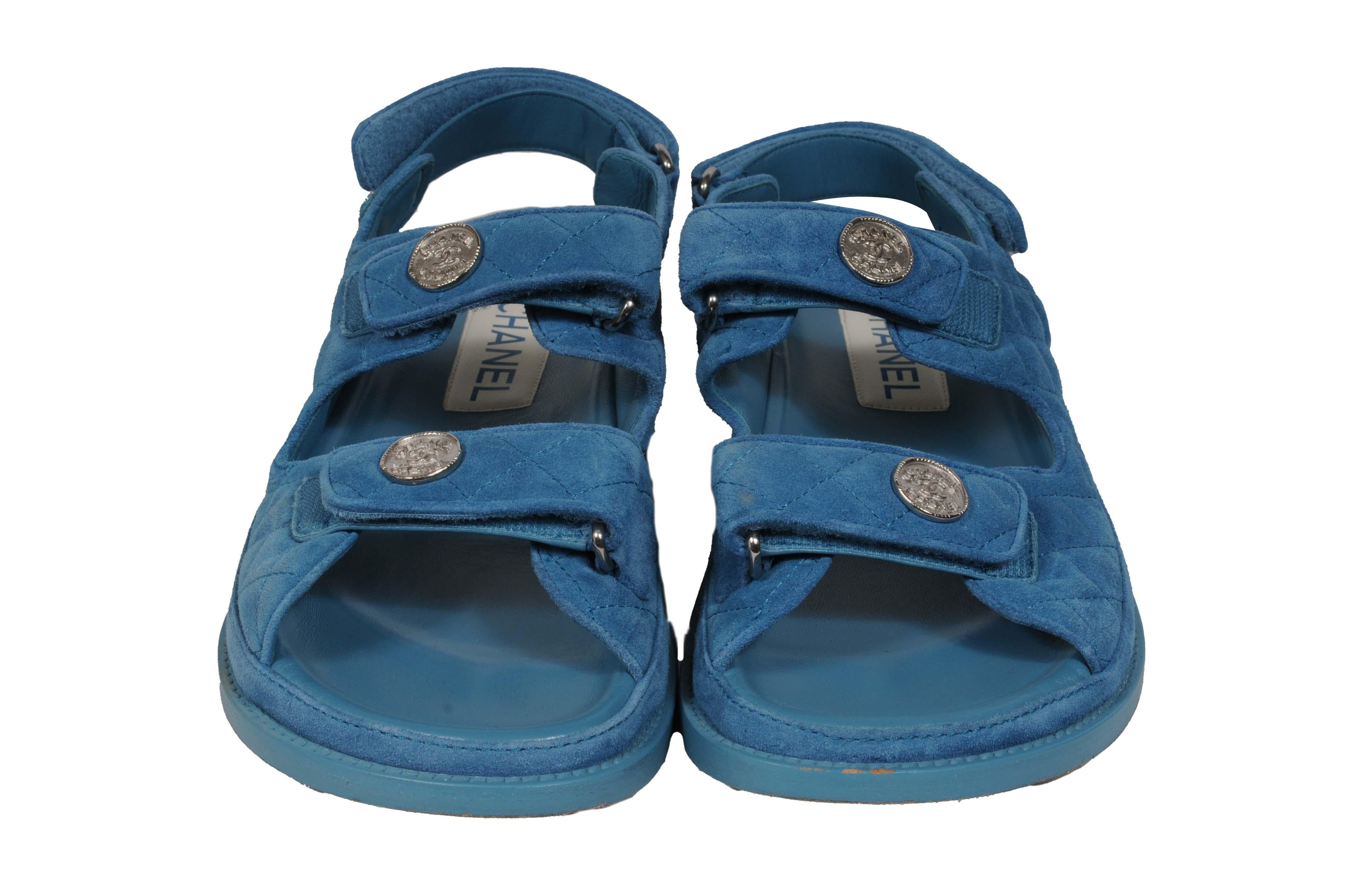 - Esterno blu

- Contrassegnato con la taglia 40

- Nessuna scatola



Condizioni: 

I sandali sono in ottime condizioni e non presentano imperfezioni di rilievo. 



Misure: (approssimativamente in pollici) 

Soletta: 10.5

Suola: 11.25