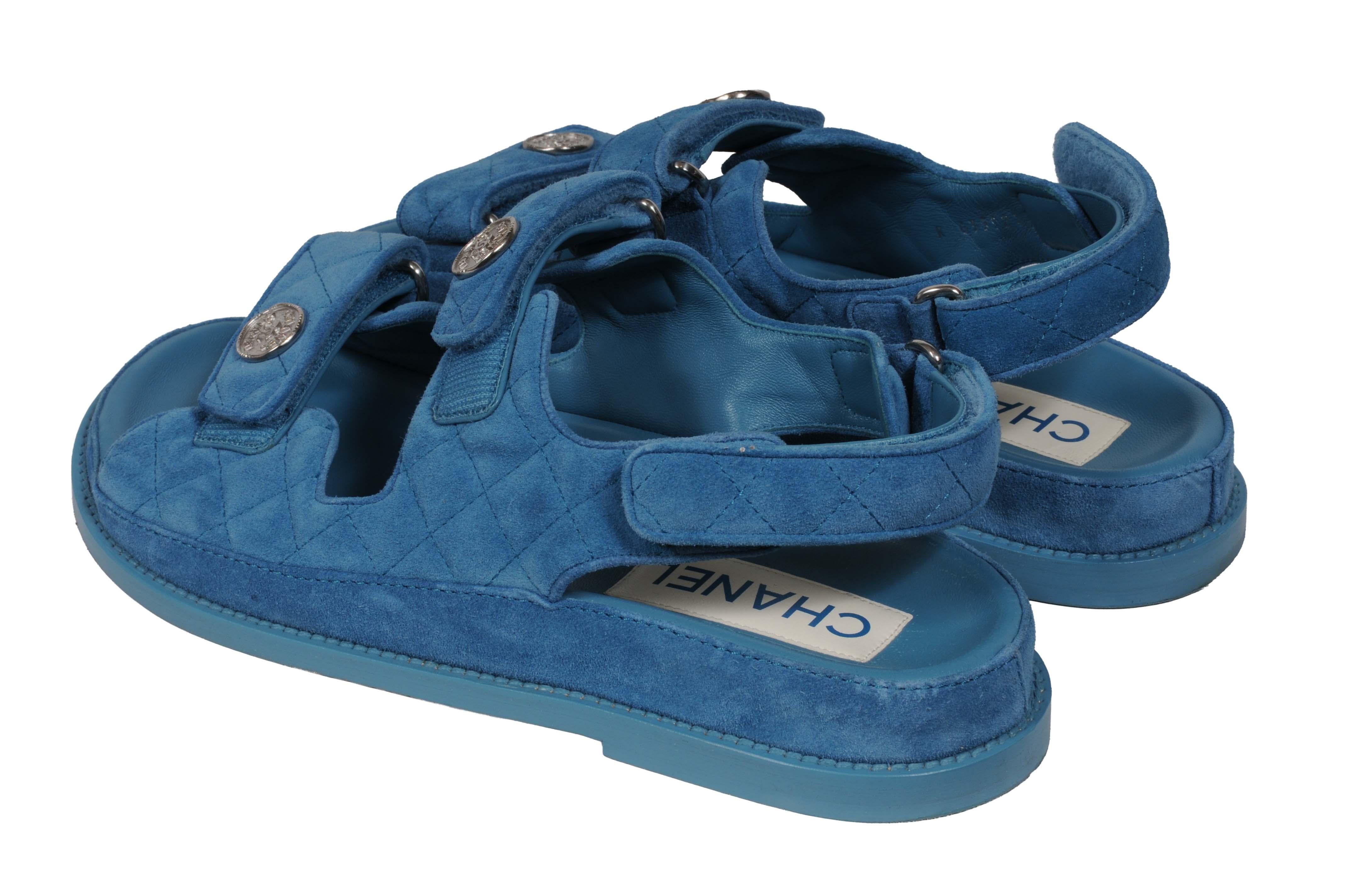 Chanel Donna CC Logo Strap Papà Sandali Taglia US 10 EU 40 Blu Teal Suede Mules in vendita 2