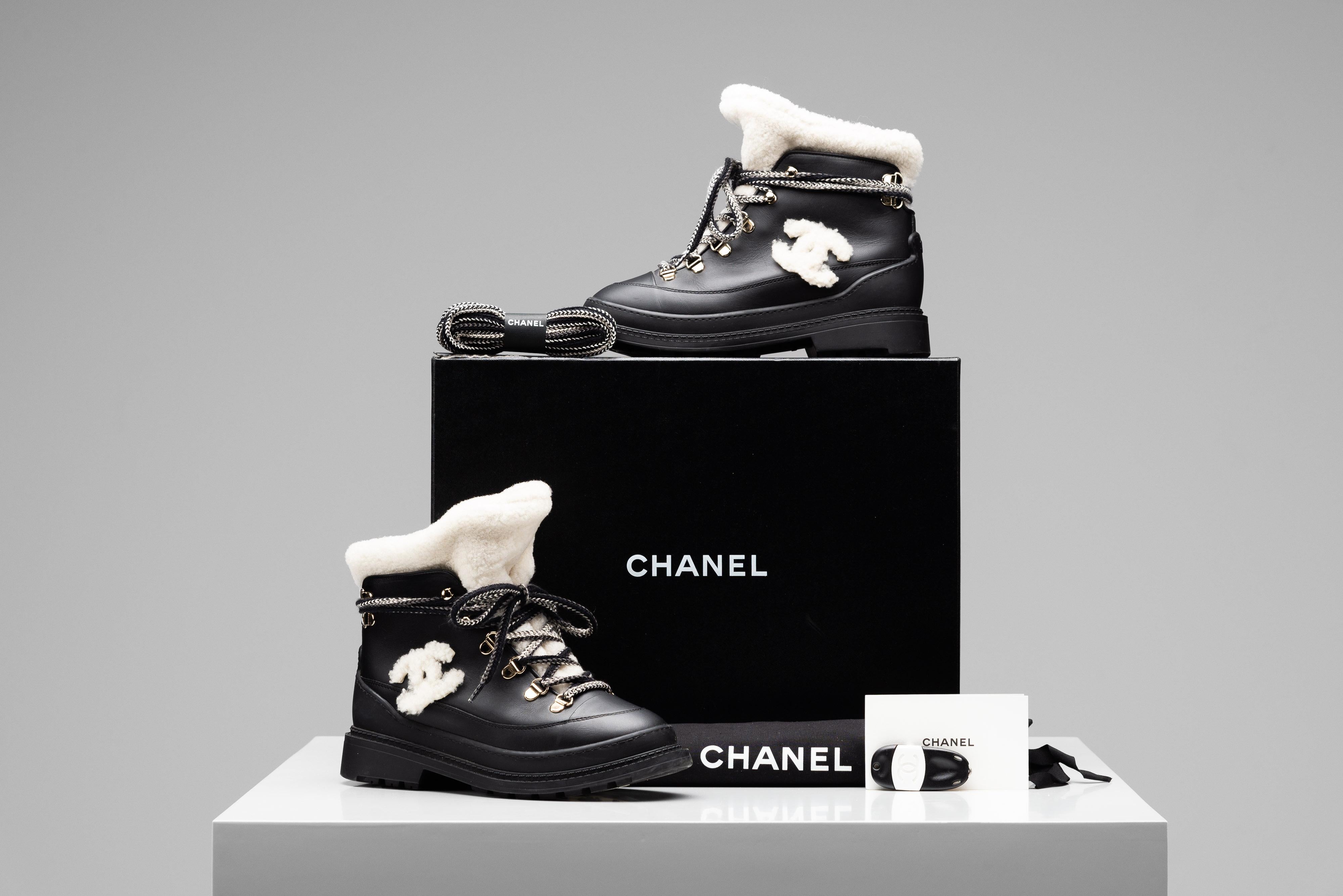 From the collection of SAVINETI we offer these pair of Chanel Winter Boots:
- Brand: Chanel
- Model: Winter Boots
- Size: 36
- Condition: Good
- Extras: Full-Set (Dustbag, Box & Receipt)

Authenticity is our core value at SAVINETI and this process