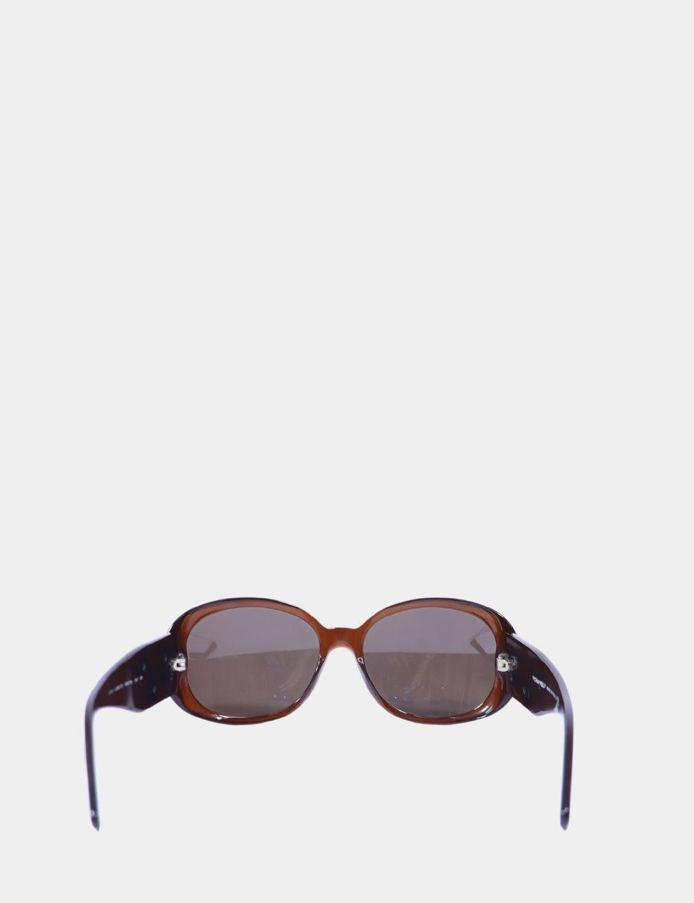 Gafas de sol Chanel de mujer Circa 2000s Signature Camellia Gris en venta
