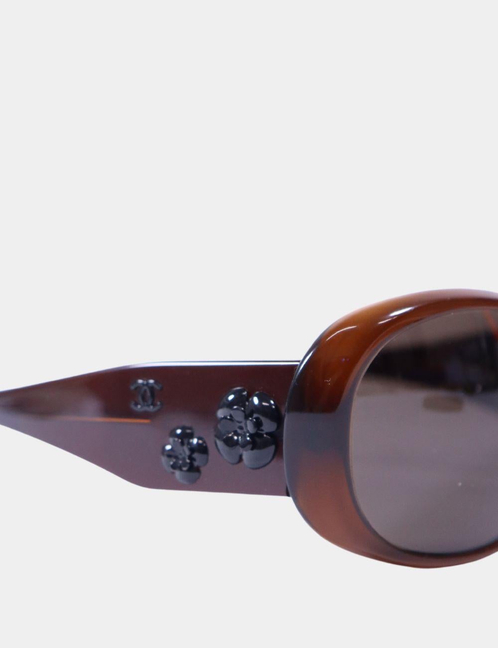 De las mujeres Gafas de sol Chanel de mujer Circa 2000s Signature Camellia en venta