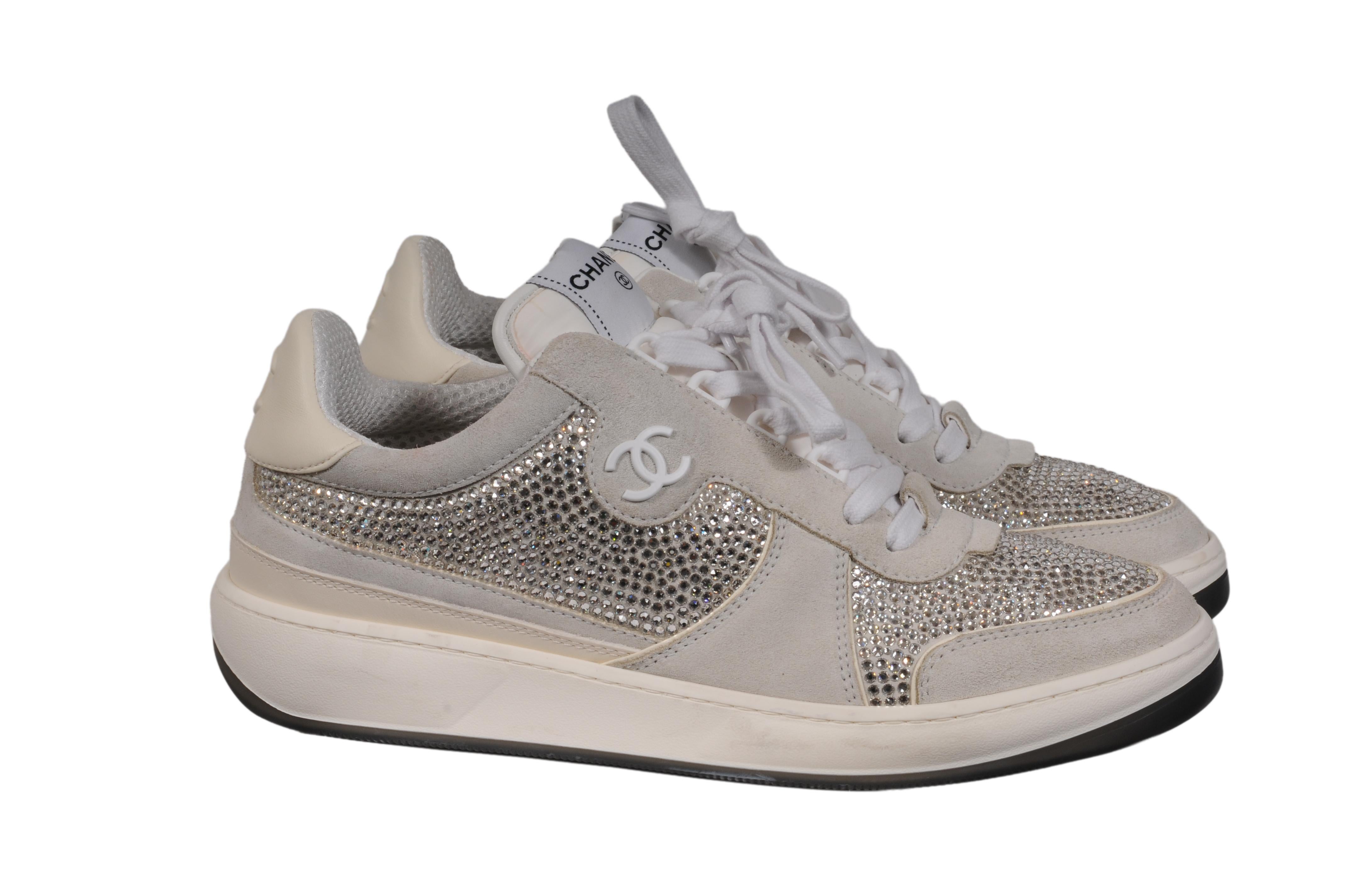 - Exterior gris y blanco

- Tagged talla 40.5

- Sin caja



Estado: 

Las zapatillas están en general en muy buen estado, sin grandes imperfecciones 



Medidas: ( Aproximadamente En Pulgadas ) 

Plantilla 10.5

Suela: 11