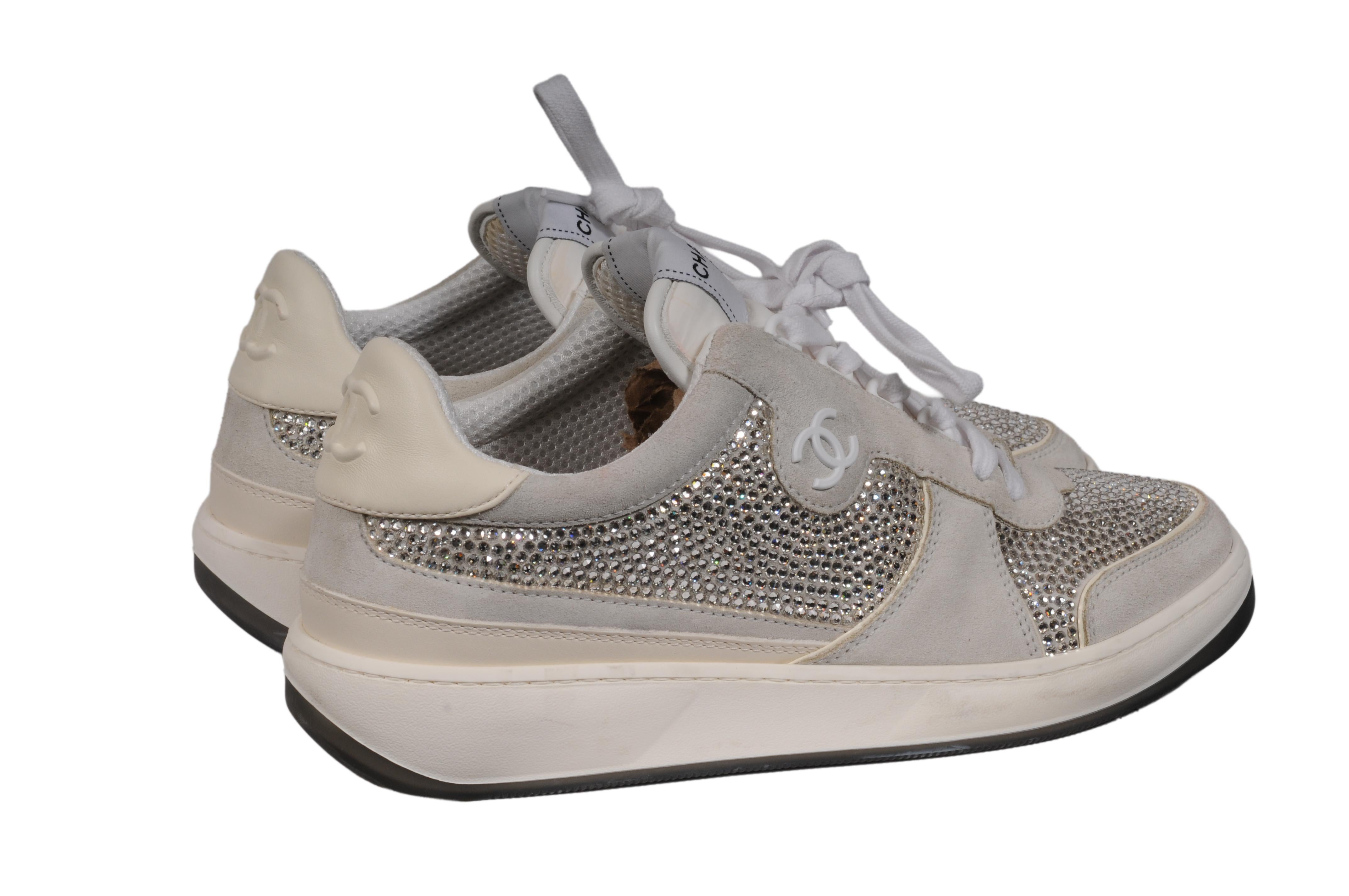 Chanel Womens Crystal Embellished Sneakers CC Logo Sz US 10.5 IT 40.5 Gray White Gris en venta