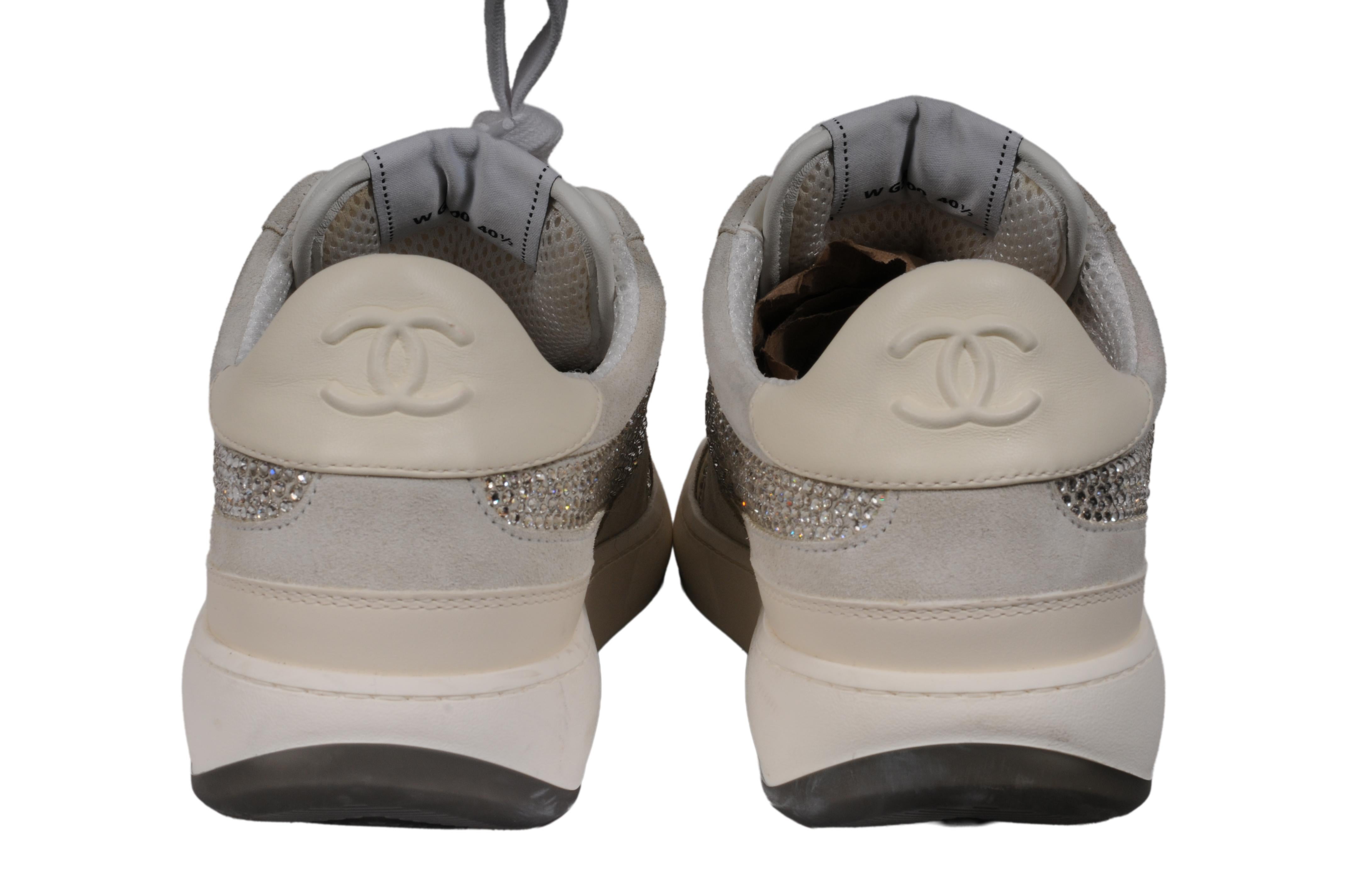 Chanel Womens Crystal Embellished Sneakers CC Logo Sz US 10.5 IT 40.5 Gray White en Excelente estado para la venta en North Miami, FL