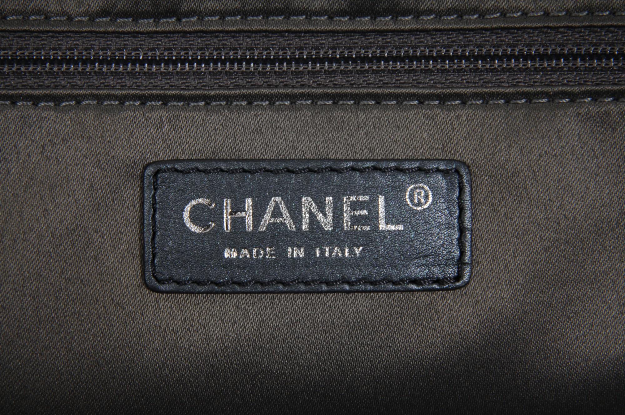 Chanel Womens Large Shopping Tote Bag Grau Gestepptes Lammfell Leder 30 CM im Angebot 9