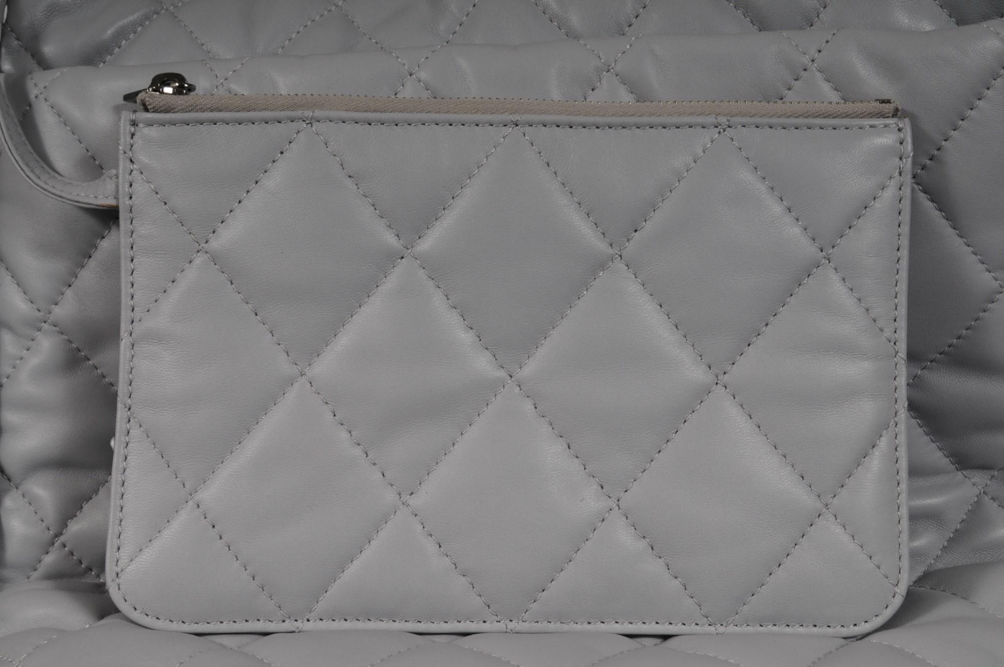Chanel Womens Large Shopping Tote Bag Grau Gestepptes Lammfell Leder 30 CM im Angebot 11