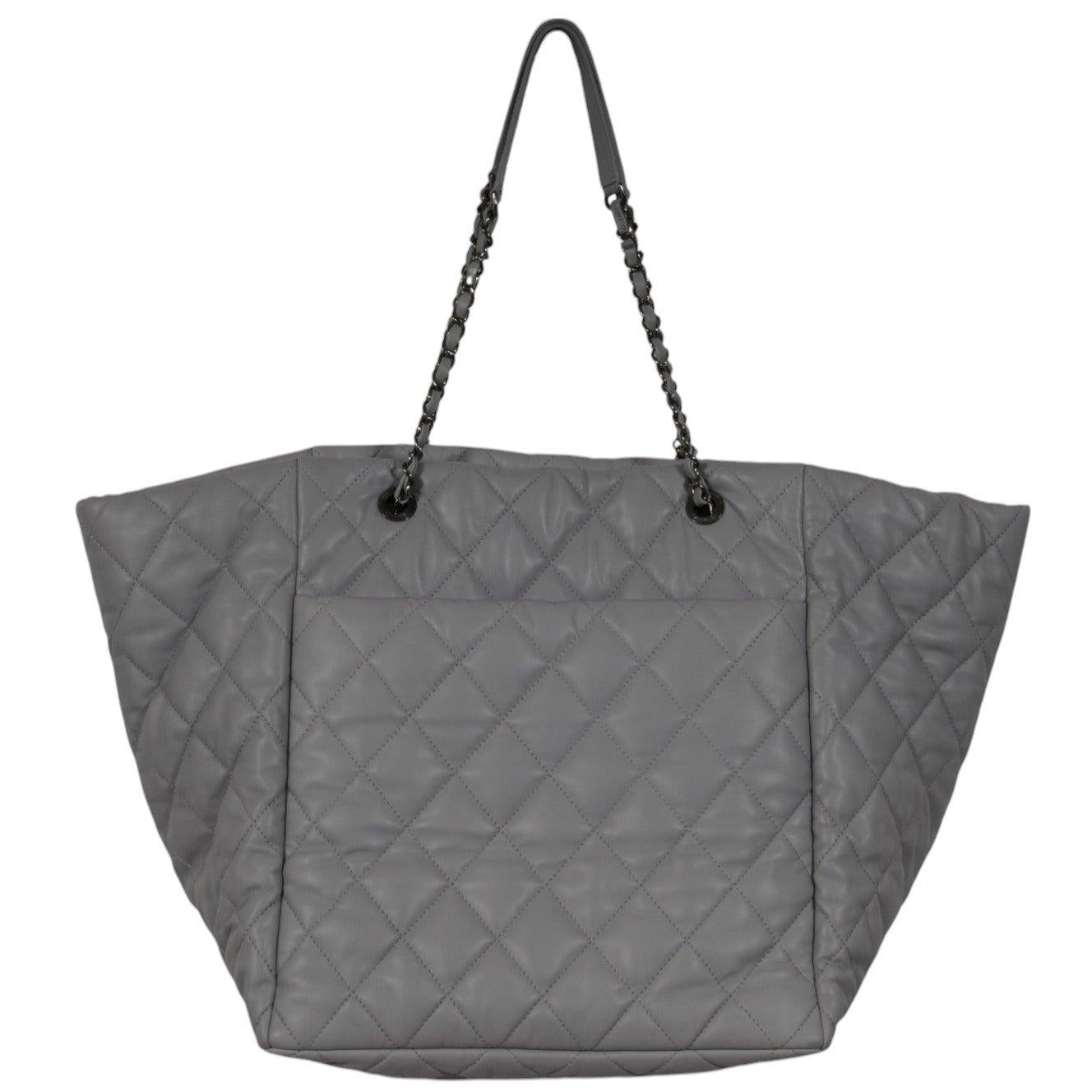 - Graues Äußeres (Ruthenium)

- Großer Einkauf - 30cm

- Hergestellt in Italien

- Wird mit Staubbeutel geliefert



Bedingung: 

Die Tasche ist ganz neu mit Tags



Abmessungen: ( Ungefähr in Zoll ) 

23 L x 11,5 B x 13,25 H
