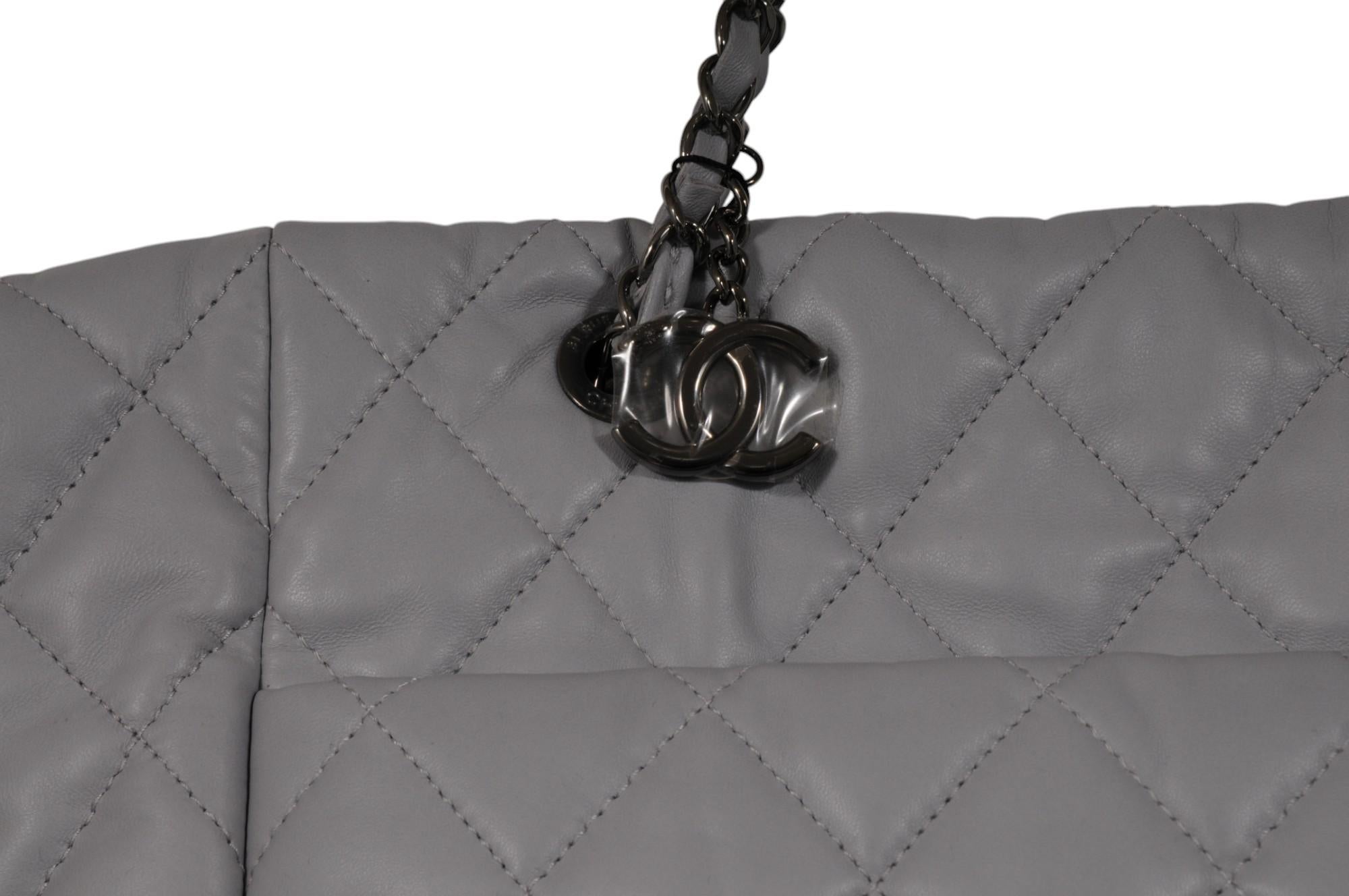 Chanel Womens Large Shopping Tote Bag Grau Gestepptes Lammfell Leder 30 CM Damen im Angebot