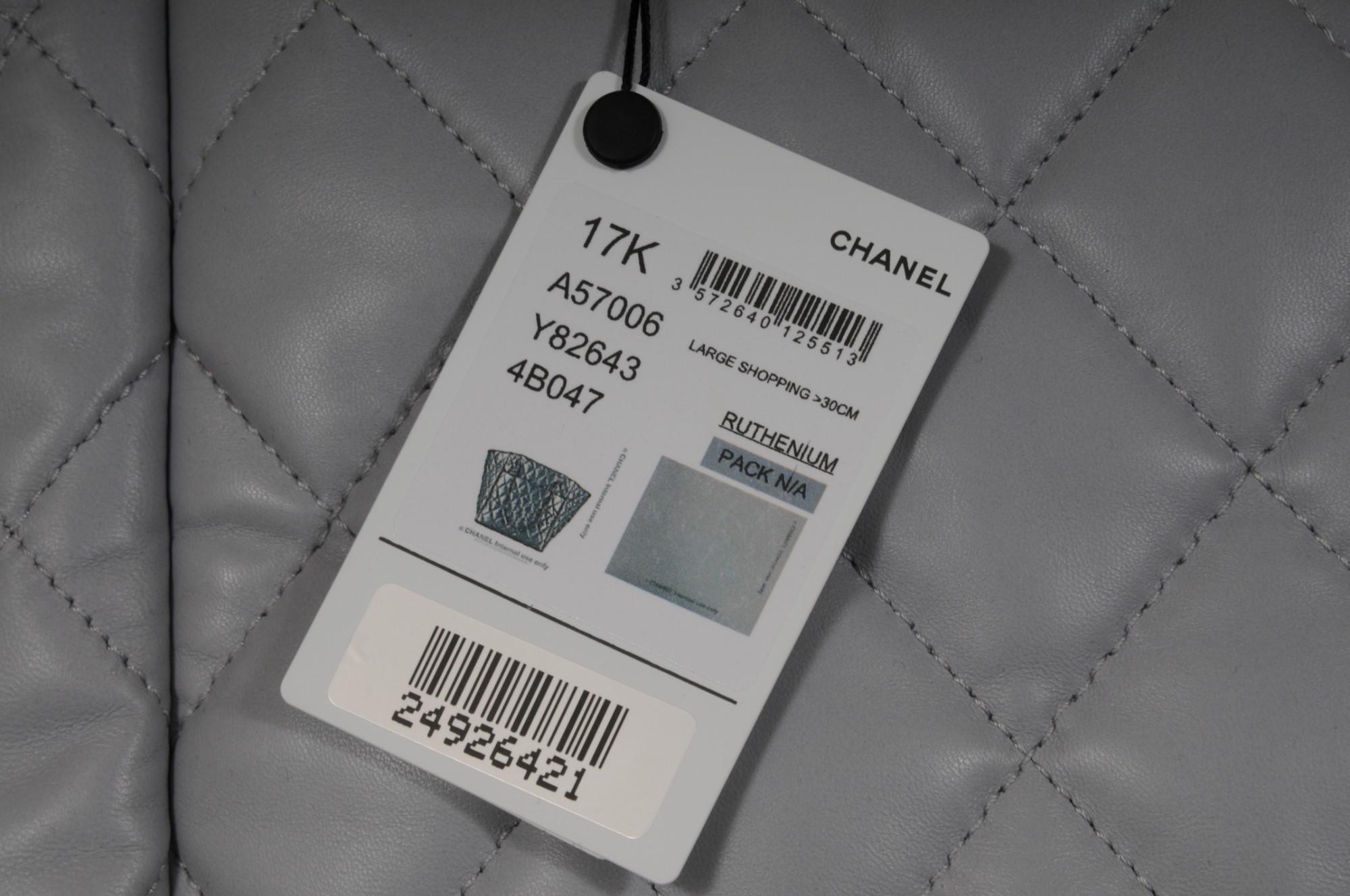 Chanel Womens Large Shopping Tote Bag Grau Gestepptes Lammfell Leder 30 CM im Angebot 2