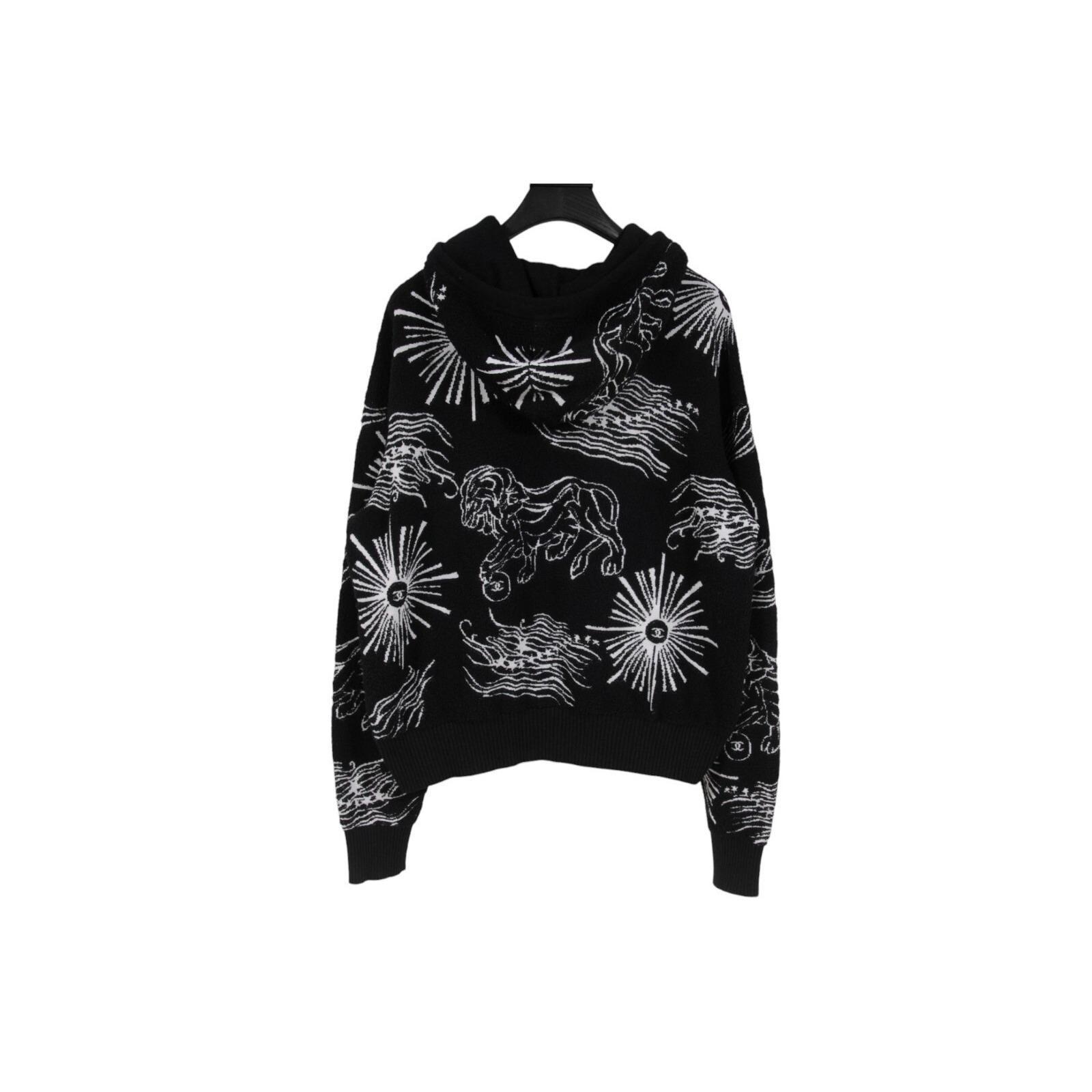 - Schwarzes Äußeres

- Tagged Größe 40

- Hergestellt aus 70% Baumwolle 30% Polyamid



Bedingung: 

Der Kapuzenpulli ist in insgesamt gutem Zustand ohne größere Mängel 



Abmessungen: ( Ungefähr in Zoll ) 

Schulter: 23,5

Brustumfang: