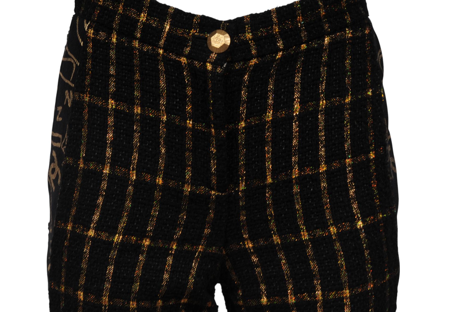 - Extérieur noir et or

- Etiqueté taille FR 36

- Fabriqué en 65% coton, 25% soie, 10% polyéthylène



Condit : 

Le pantalon est dans l'ensemble en très bon état et ne présente pas d'imperfections majeures



Mesures : ( Approximativement en