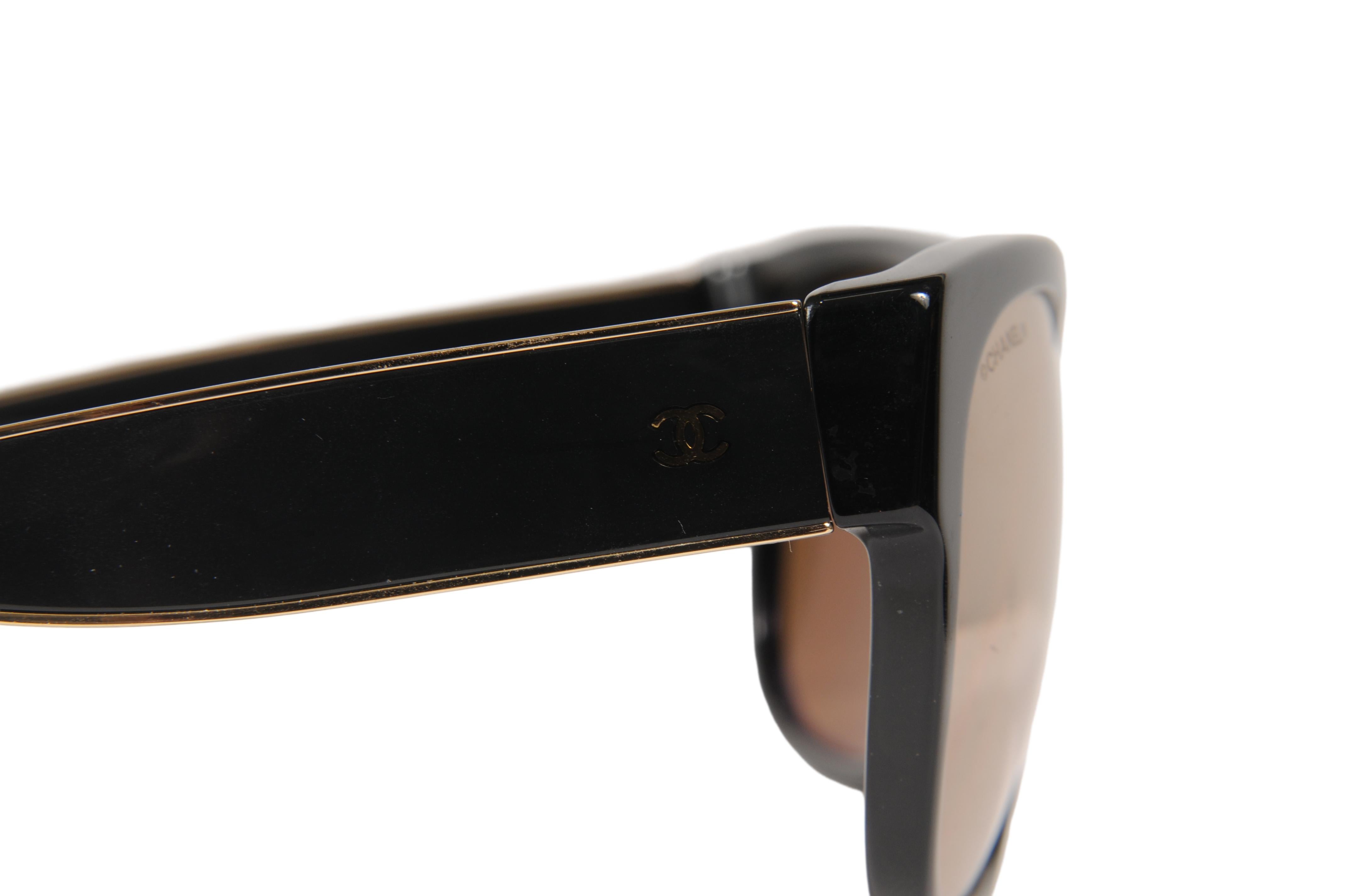 Occhiali da sole Chanel Donna Logo CC Specchiato 5270 Nero Oro Oro Rotondo Ovale In condizioni buone in vendita a North Miami, FL