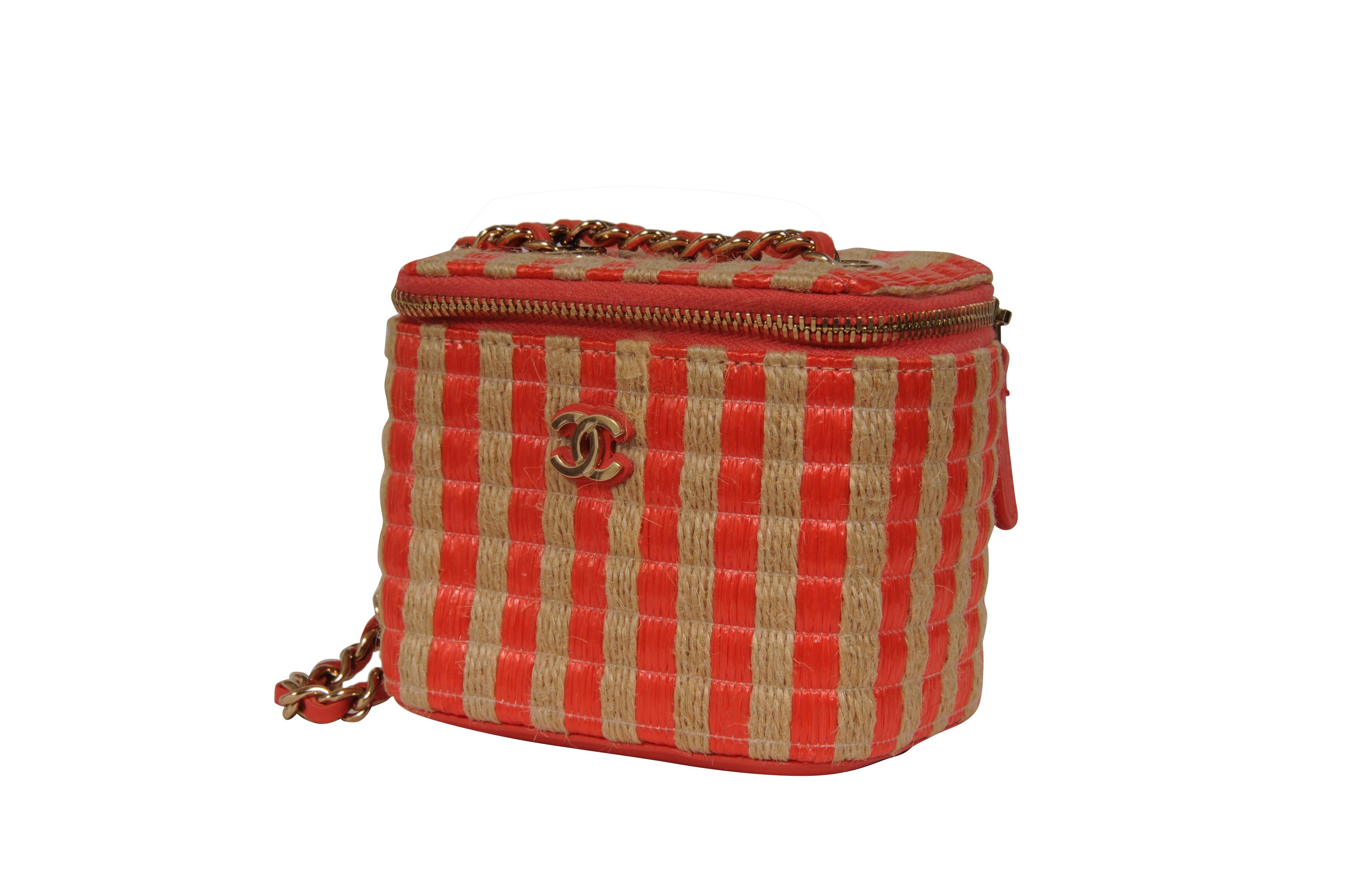 - Extérieur rayé rose et beige

- Bracelet en cuir à maillons de chaîne dorés

- Fermeture éclair enveloppante 



Condit : 

Le sac est en très bon état et ne présente pas d'imperfections majeures. 



Mesures : ( Approximativement en pouces )