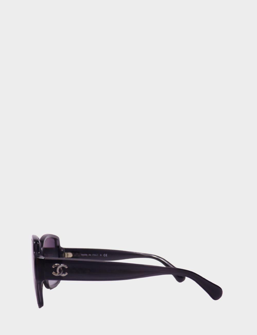 Eleva tu juego de gafas con estas clásicas gafas de sol Chanel de montura cuadrada negras. Con una atrevida montura de acetato y anchas patillas adornadas con el emblemático logotipo CC plateado, estas gafas de sol irradian una elegancia parisina