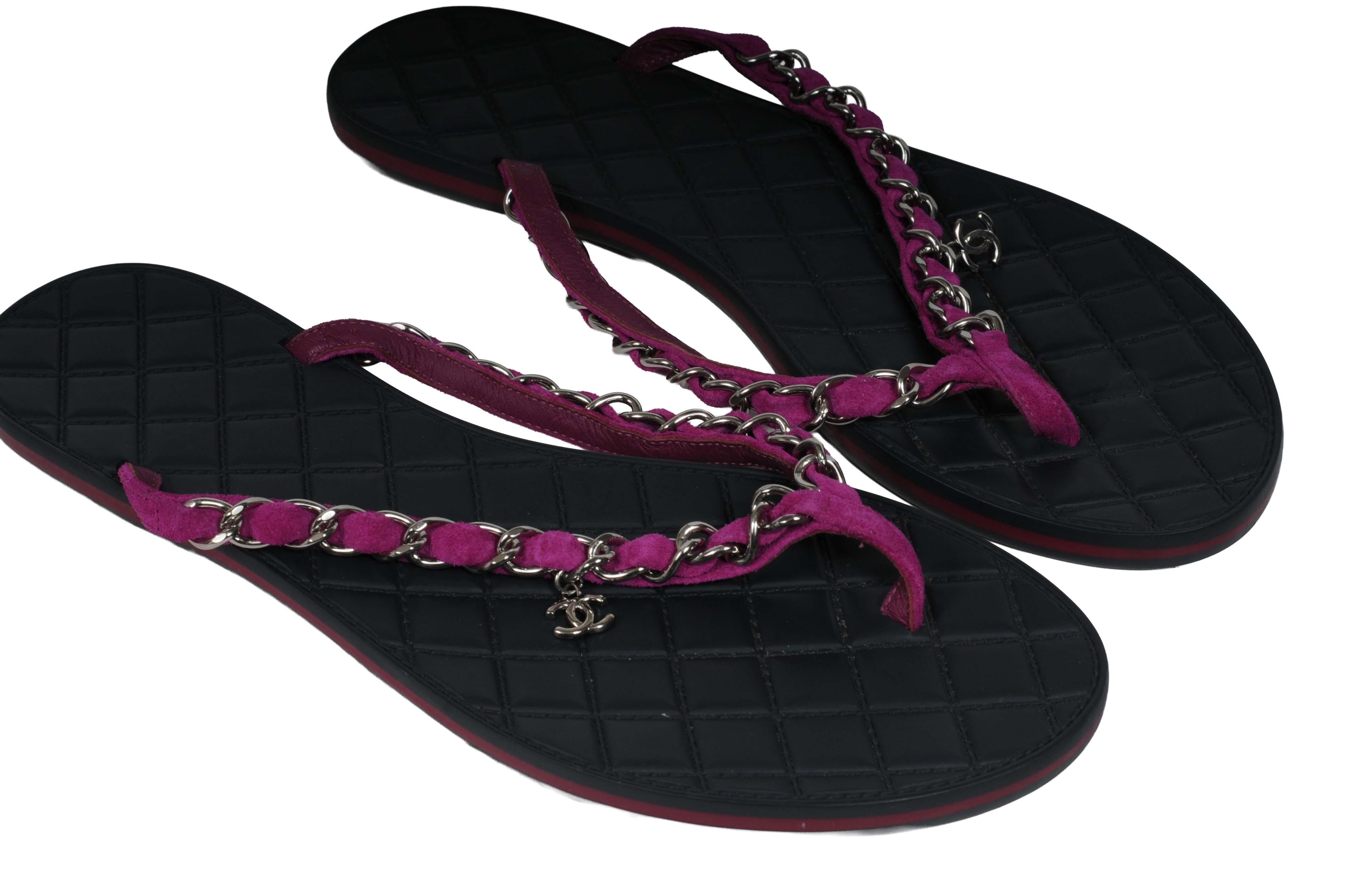 Chanel Womens Suede Chain CC Thong Sandals Size US 10 IT 40 Black Dark Pink en venta 8