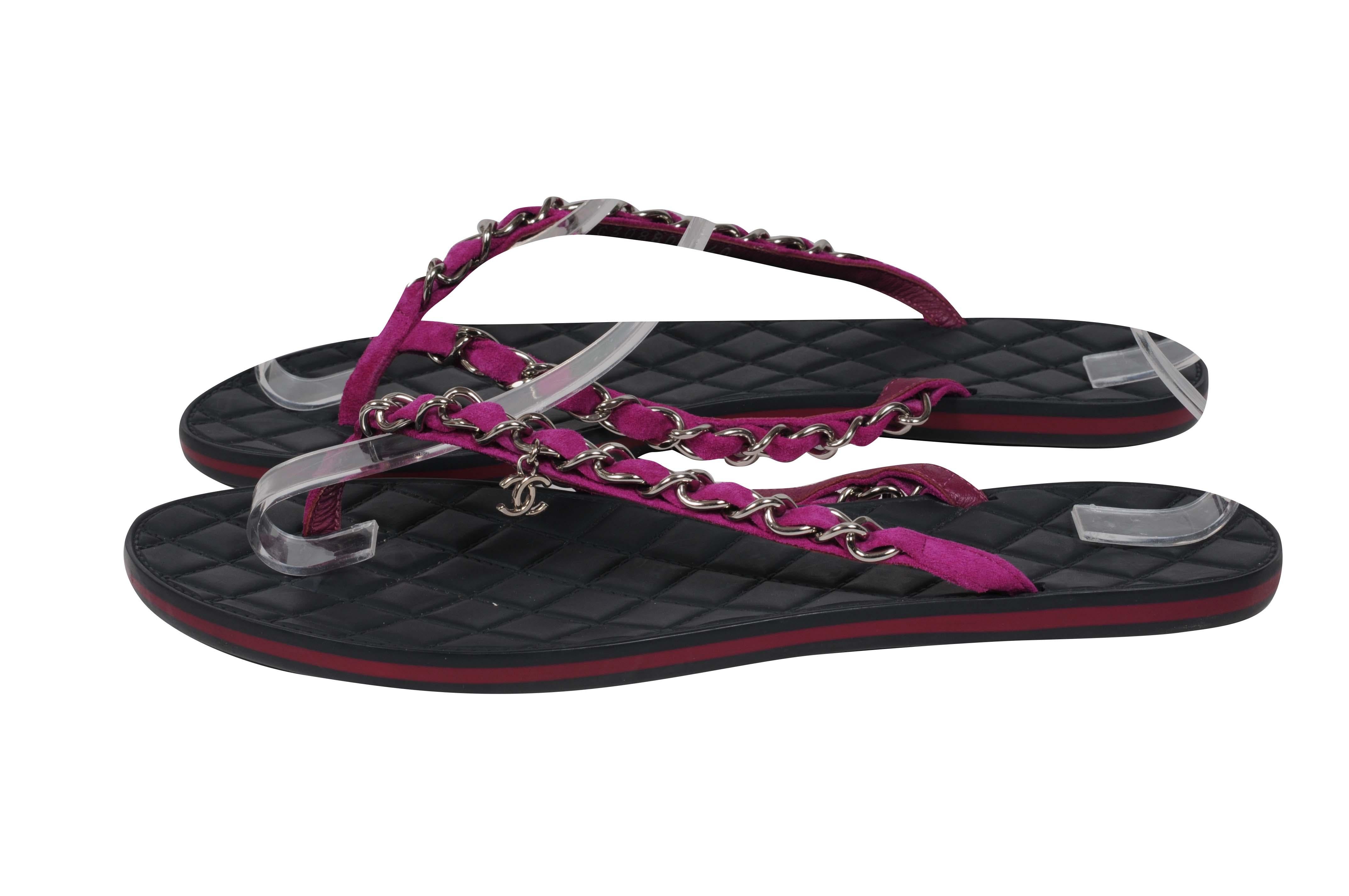Chanel Womens Suede Chain CC Thong Sandals Size US 10 IT 40 Black Dark Pink en Bueno estado para la venta en North Miami, FL