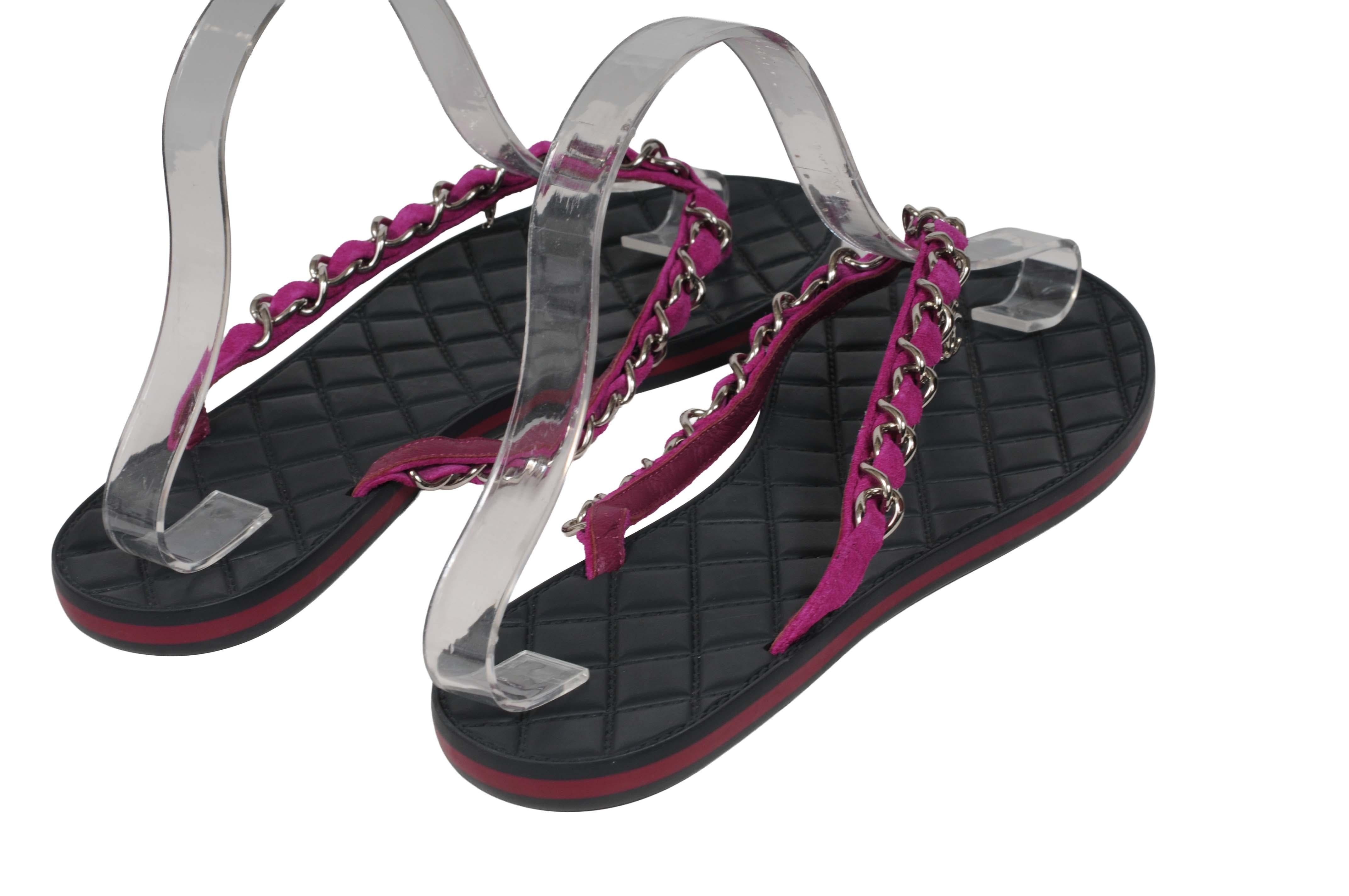 Chanel Womens Suede Chain CC Thong Sandals Size US 10 IT 40 Black Dark Pink en venta 2