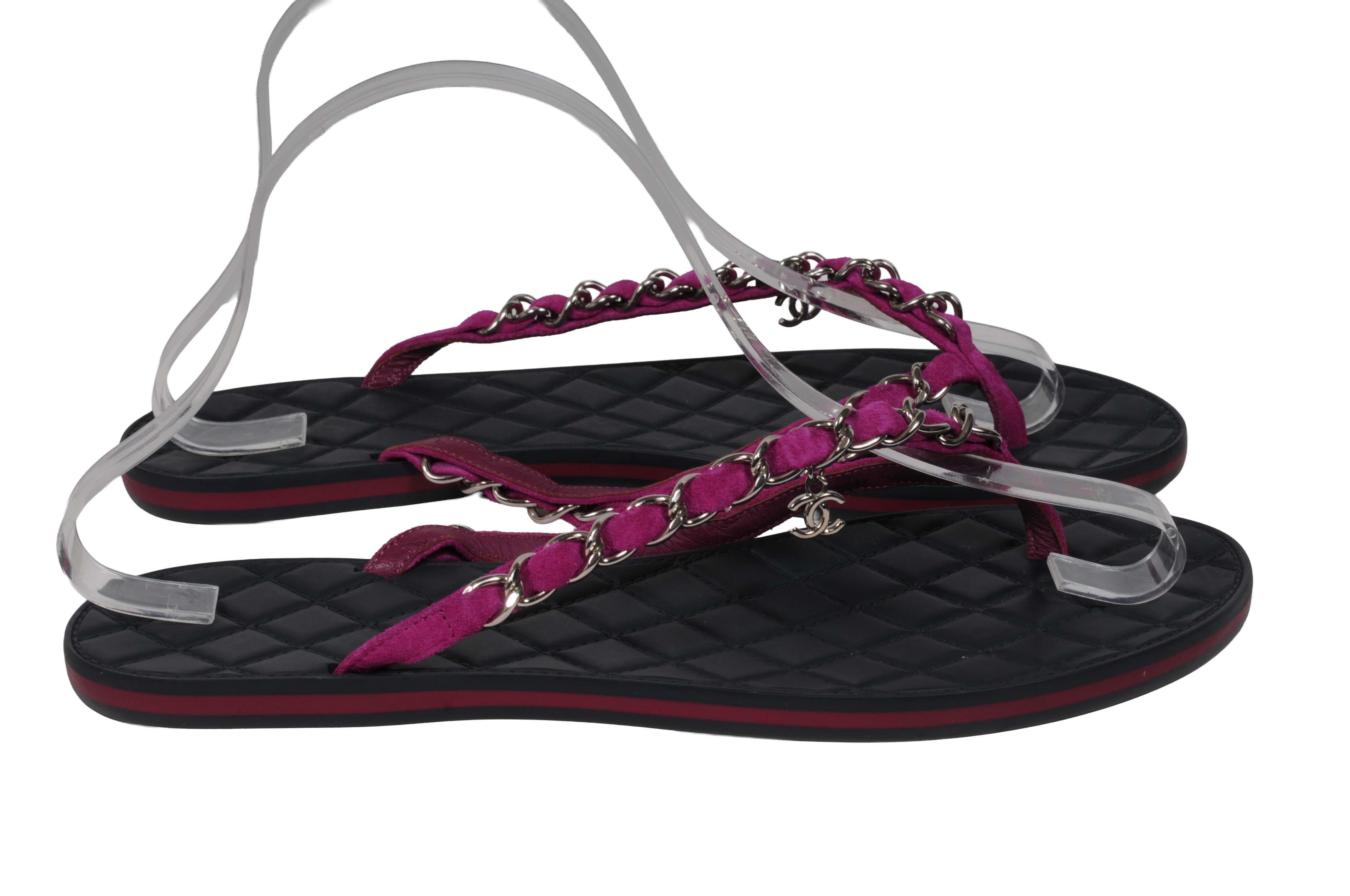 Chanel Womens Suede Chain CC Thong Sandals Size US 10 IT 40 Black Dark Pink en venta 3