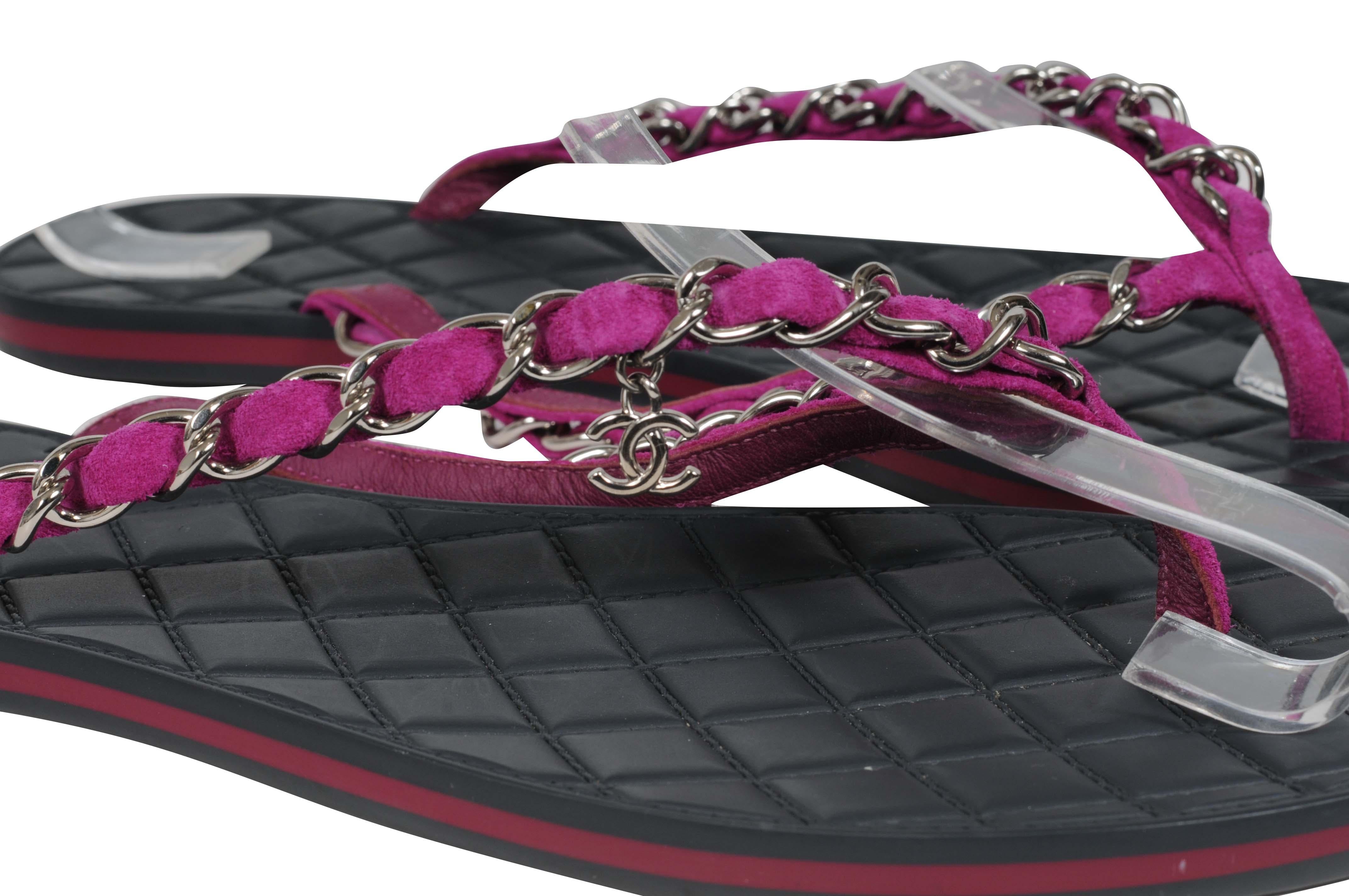 Chanel Womens Suede Chain CC Thong Sandals Size US 10 IT 40 Black Dark Pink en venta 4