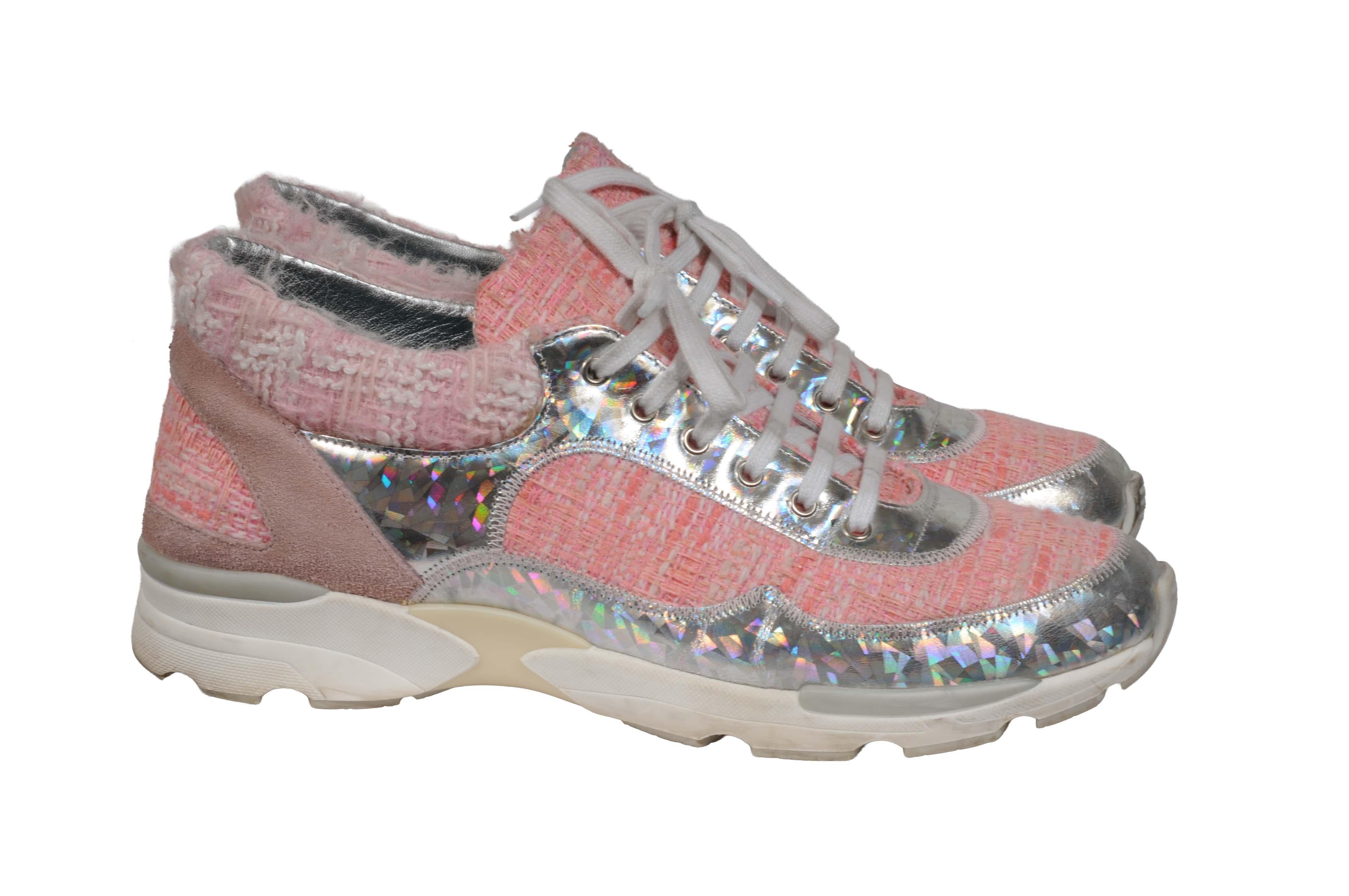 - Extérieur rose


- Étiqueté taille 40

- Pas de boîte

- Dispose de semelles de remplacement en gel



Condit : 

Les baskets sont en très bon état, les semelles d'origine sont manquantes, elles sont remplacées par des semelles en gel.



Mesures