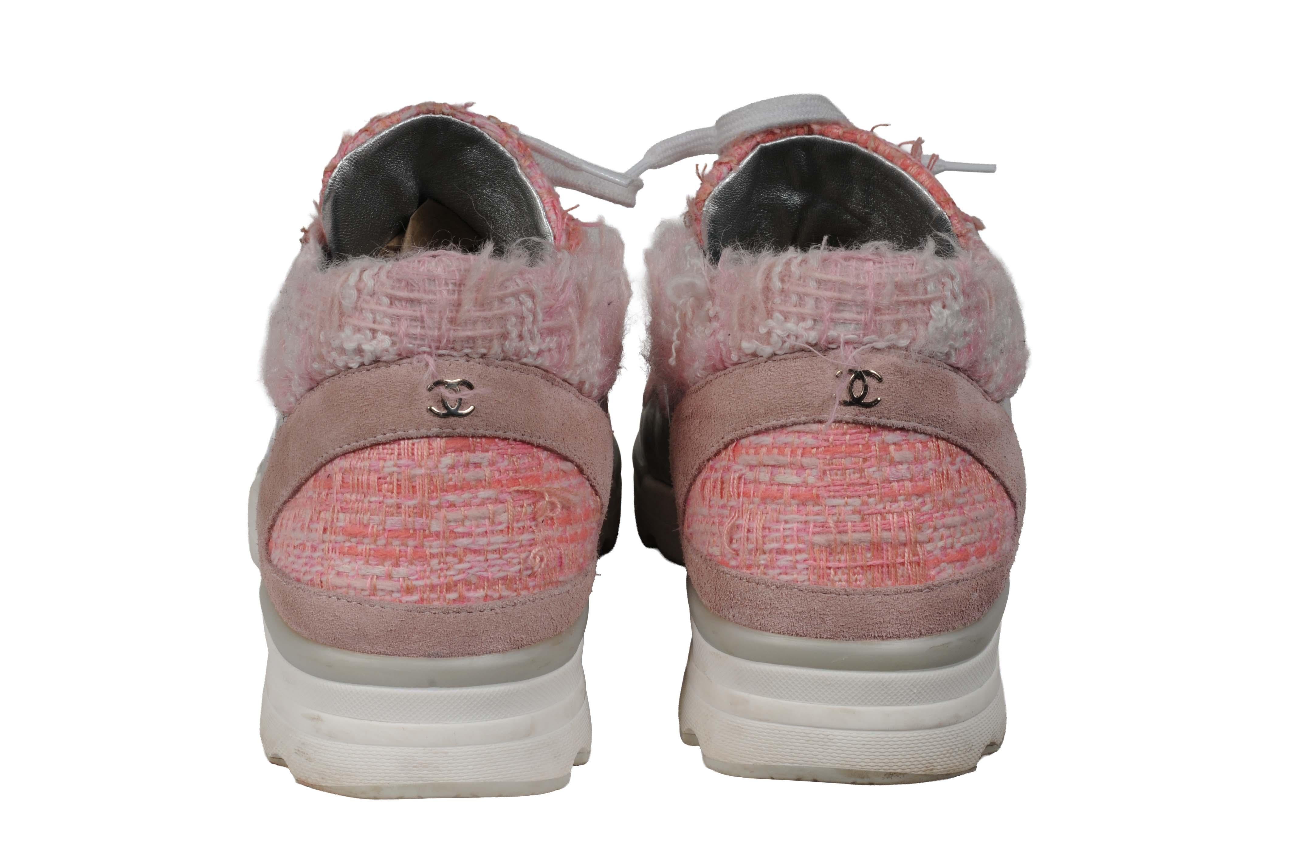 Chanel Womens Tweed CC logo Sneakers Size US 10 EU 40 Pink White Trainers Runner Bon état - En vente à North Miami, FL