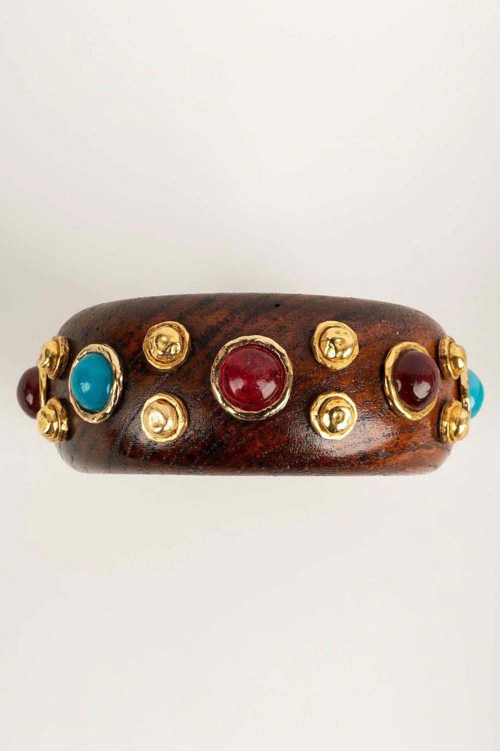 Pulsera Chanel de madera y metal dorado en Excelente Estado en SAINT-OUEN-SUR-SEINE, FR