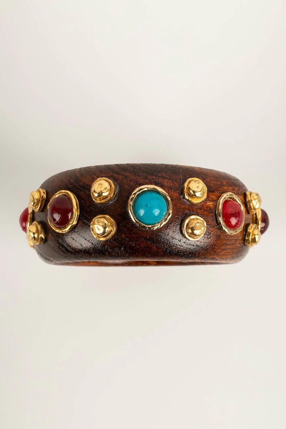 De las mujeres Pulsera Chanel de madera y metal dorado