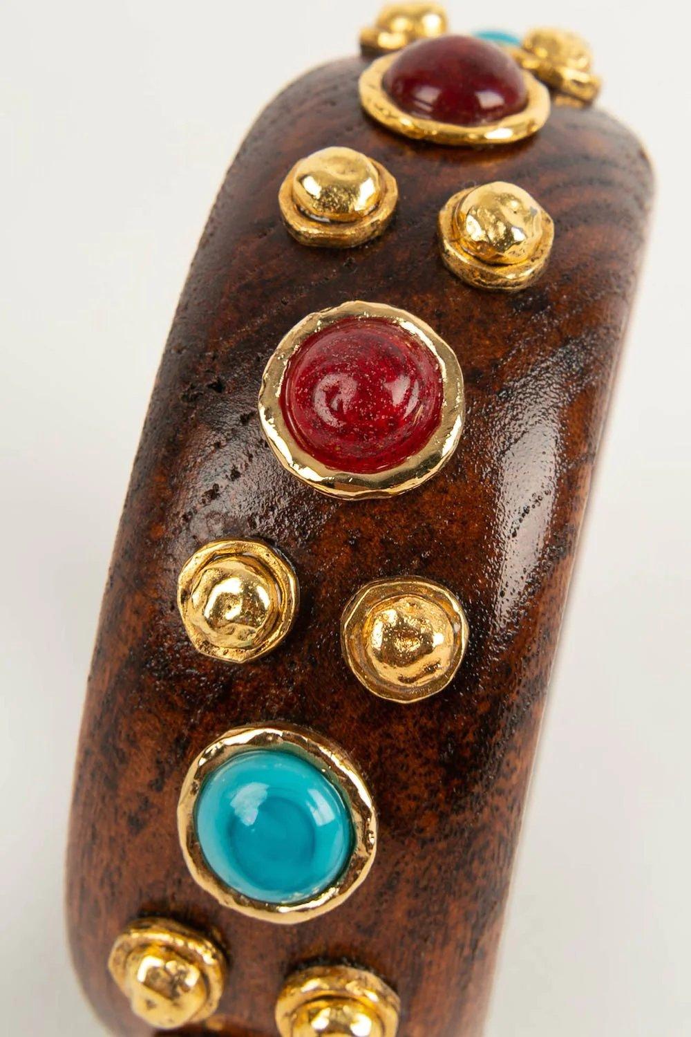 Pulsera Chanel de madera y metal dorado 1