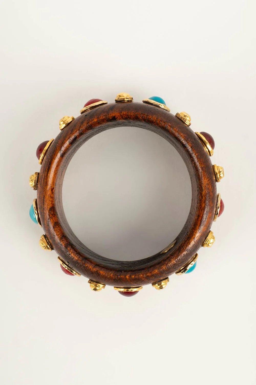 Pulsera Chanel de madera y metal dorado 2