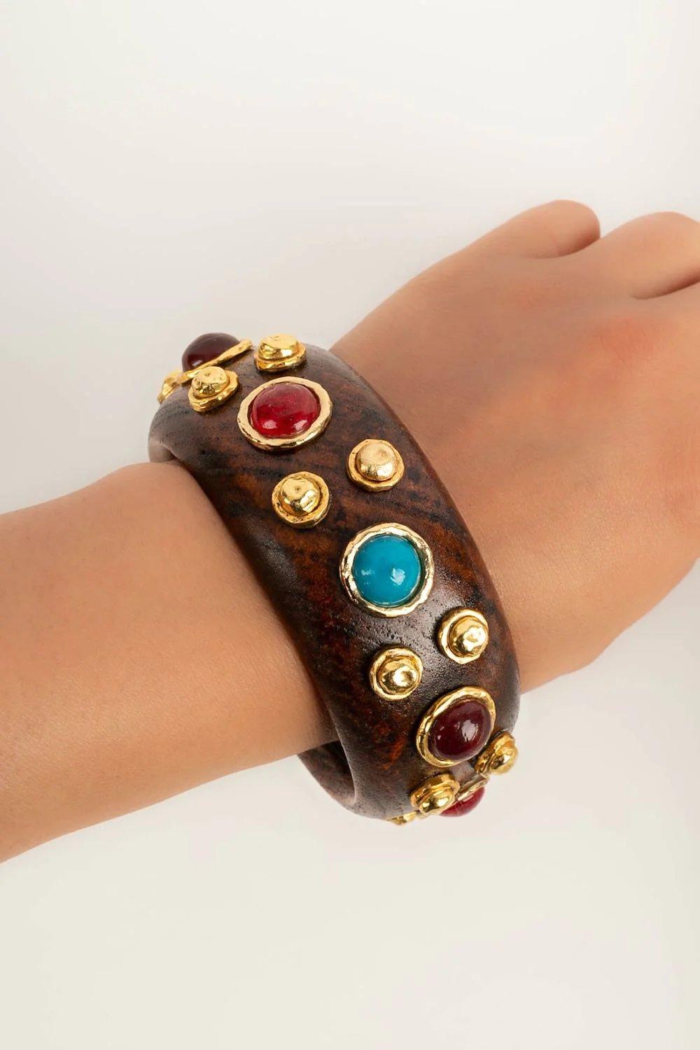 Pulsera Chanel de madera y metal dorado 4