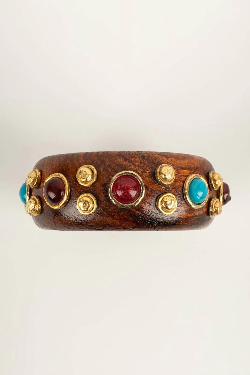 Chanel -(Made in France) Wooden and golden metal bracelet paved with multicolored cabochons.

Additional information:
Dimensions: Diameter: 7 cm 
Circumference: 20.5 cm
Condition: Very good condition
Seller Ref number: BRAB159